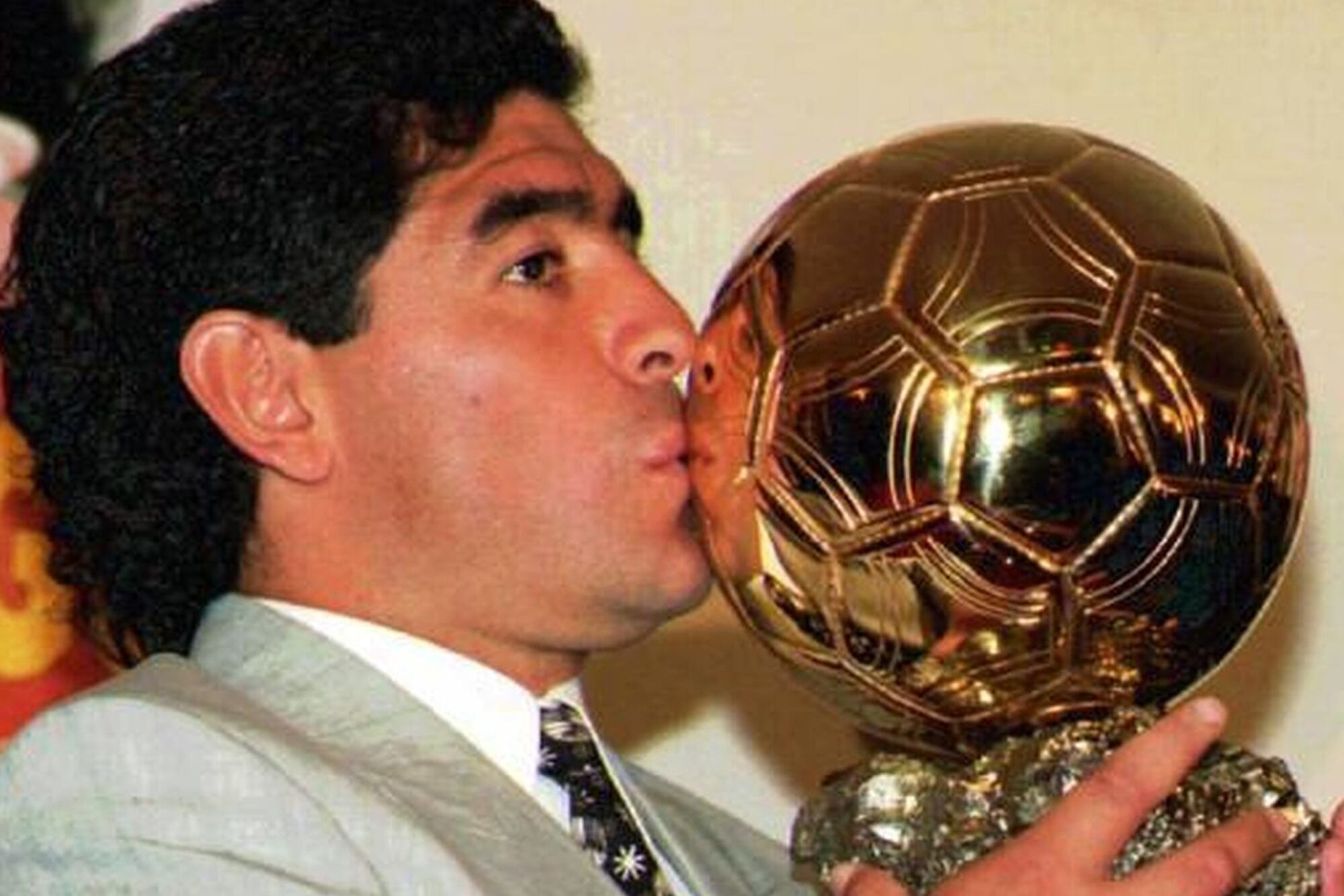 El Balón de Oro, en los tiempos de Maradona, solo se entregaba al mejor futbolista nacido en Europa; por ese motivo, France Football corrigió un error histórico y le dio a Diego un Balón de Oro honorifico en 1995