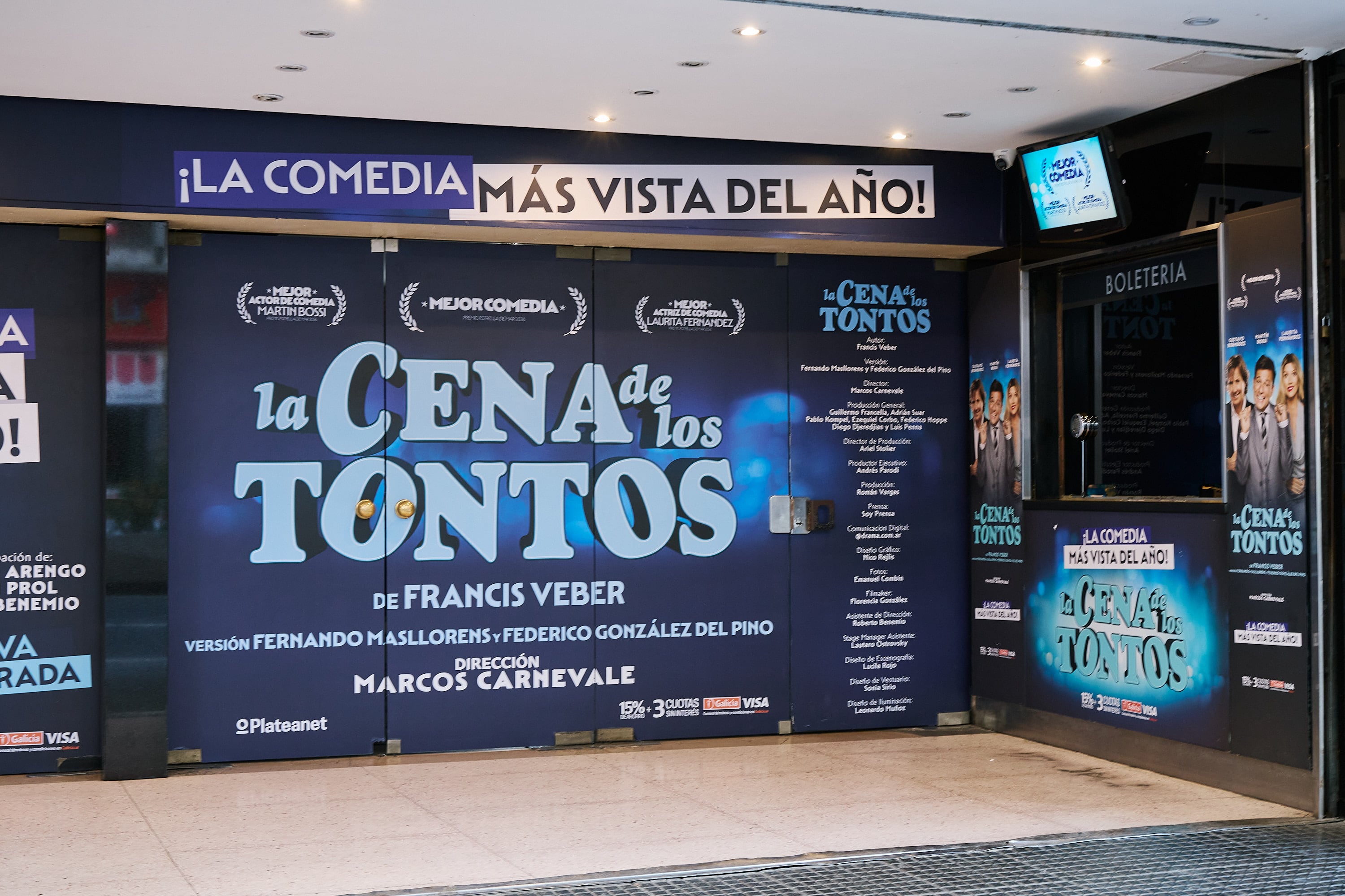 La cena de los tontos en su versión actual que se presenta en Astral, una de las históricas salas que posee dos boleterías enfrentadas a las que se tiene acceso desde la vereda