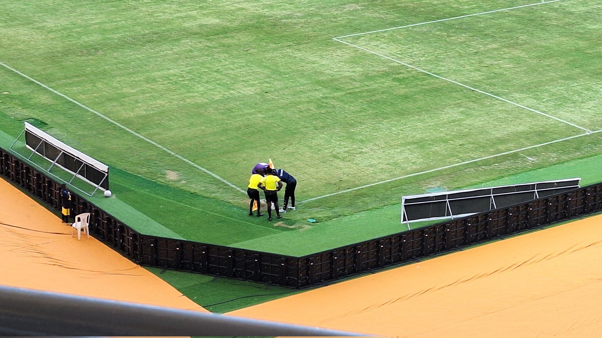 Árbitros asistentes y auxiliares arreglan el banderín del córner que rompió Aubameyang