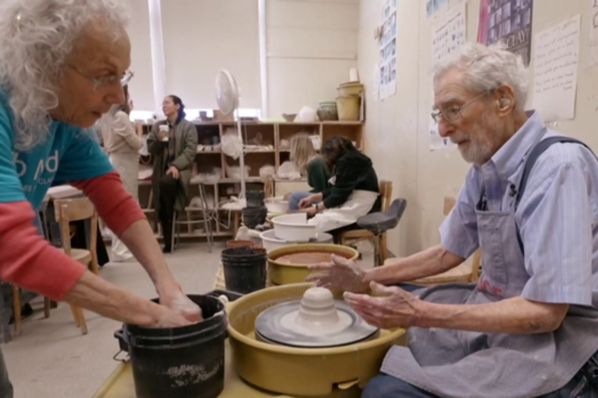 A pesar de que toma clases de cerámica hace diez años, Strausman asegura que no está conforme con sus piezas
