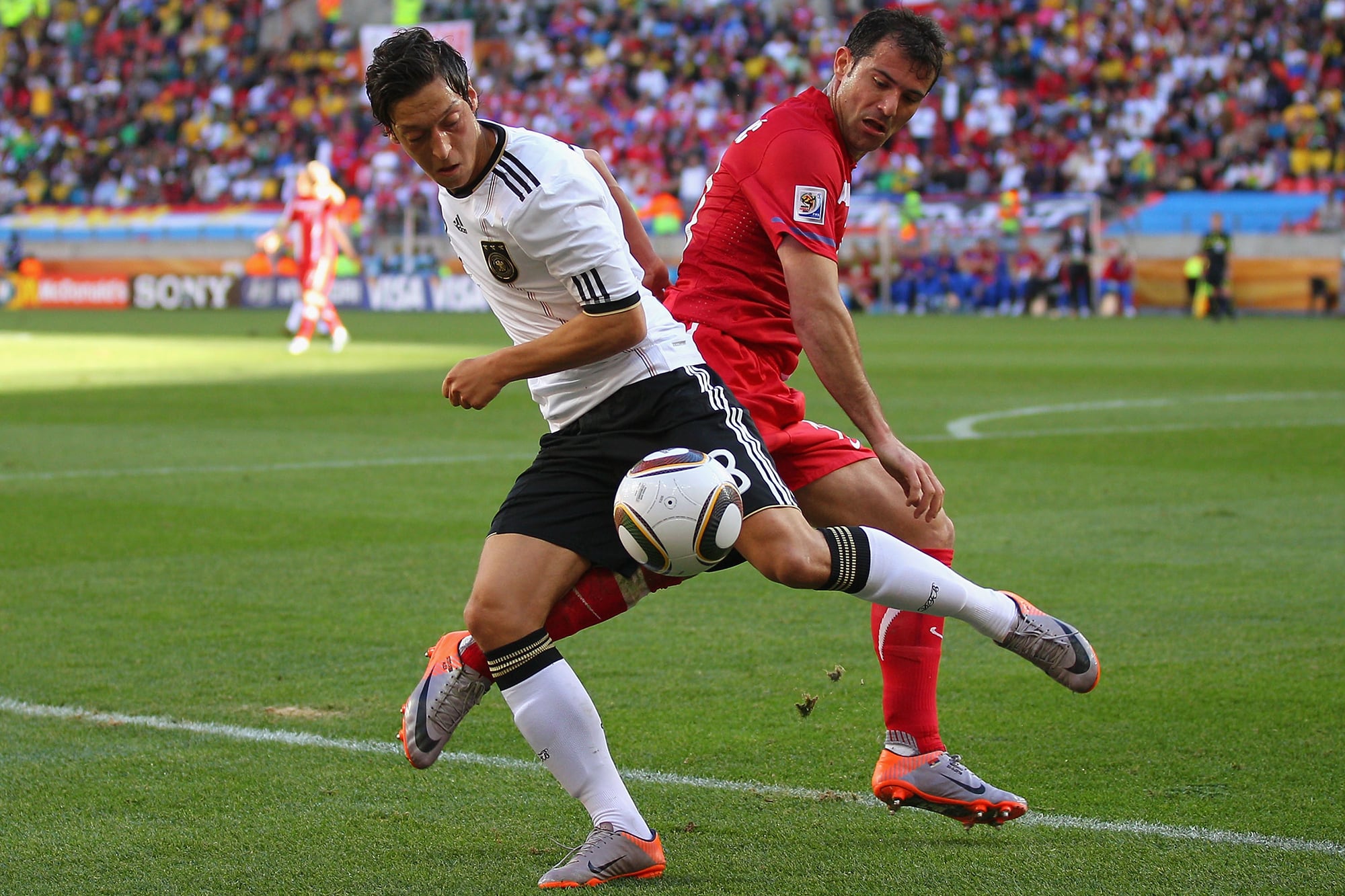 Dejan Stanković disputa la pelota con Mesut Özil, en la histórica victoria de Serbia ante Alemania