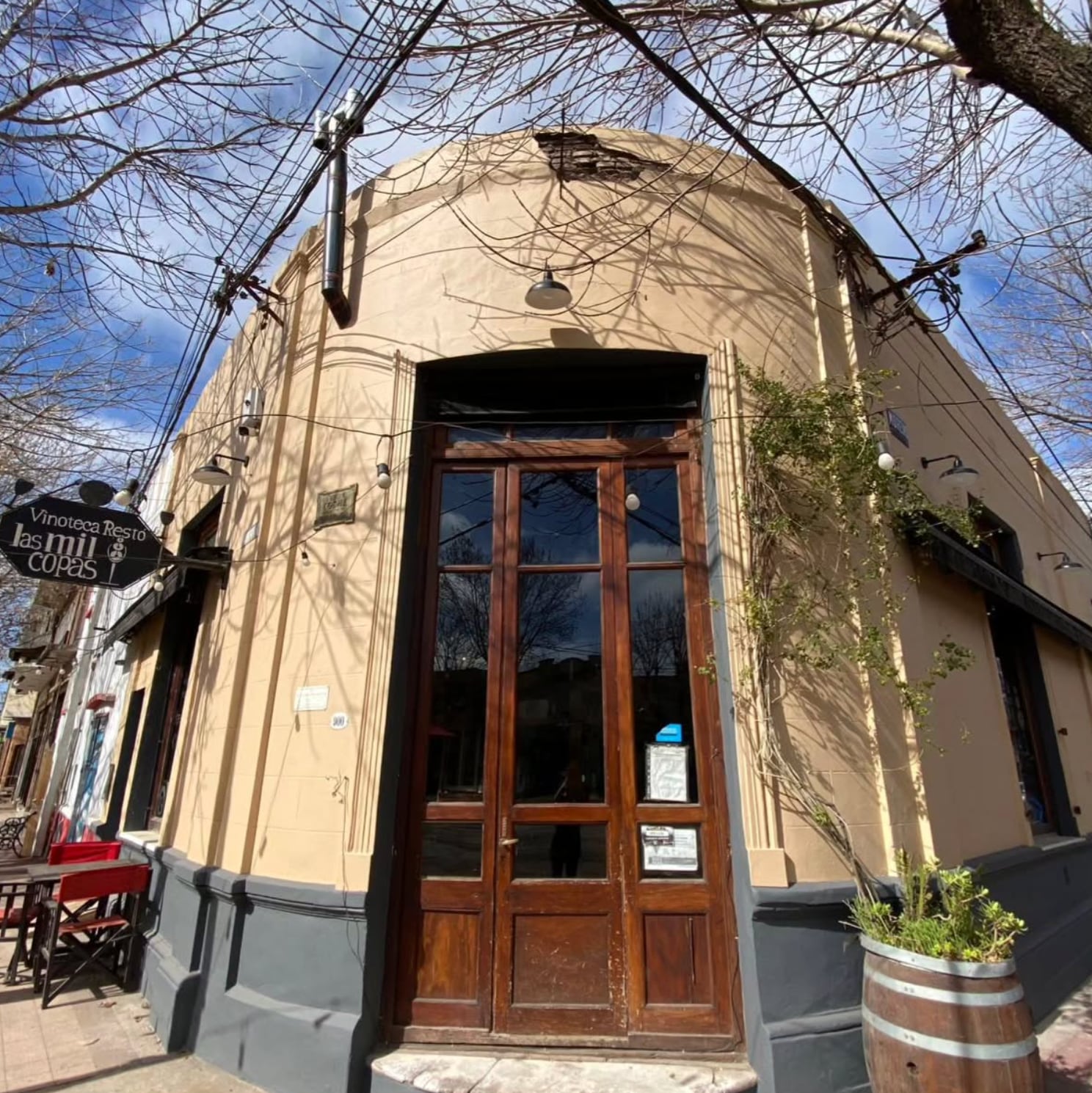 Una esquina clásica de Madariaga aloja a esta vinoteca que ya es un clásico de la zona