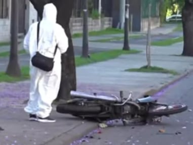 Perdió el control de su moto, chocó contra un árbol y murió