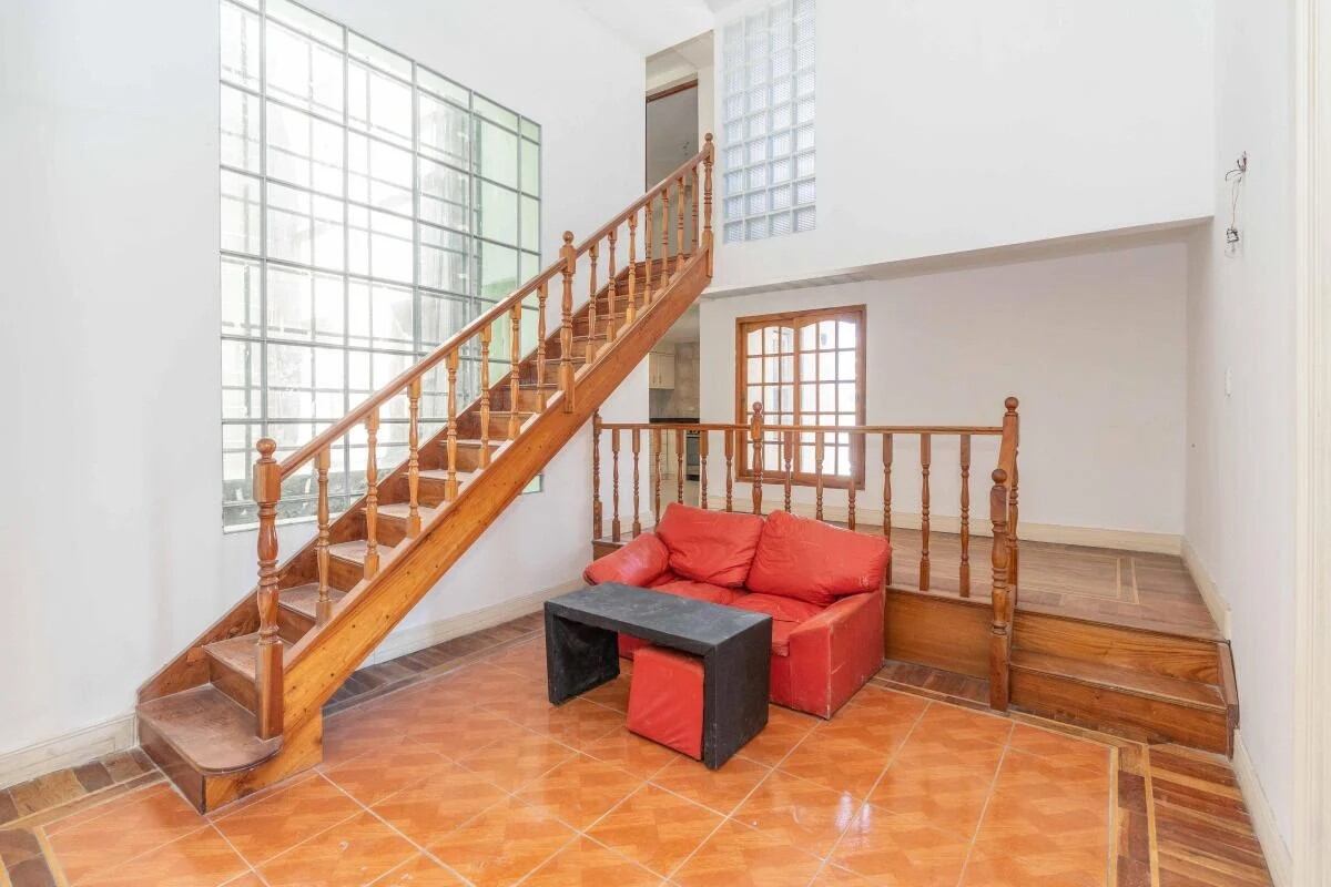 Aprovechando la altura de los techos, el actual dueño hizo un entrepiso que aumentó los metros cuadrados de la propiedad