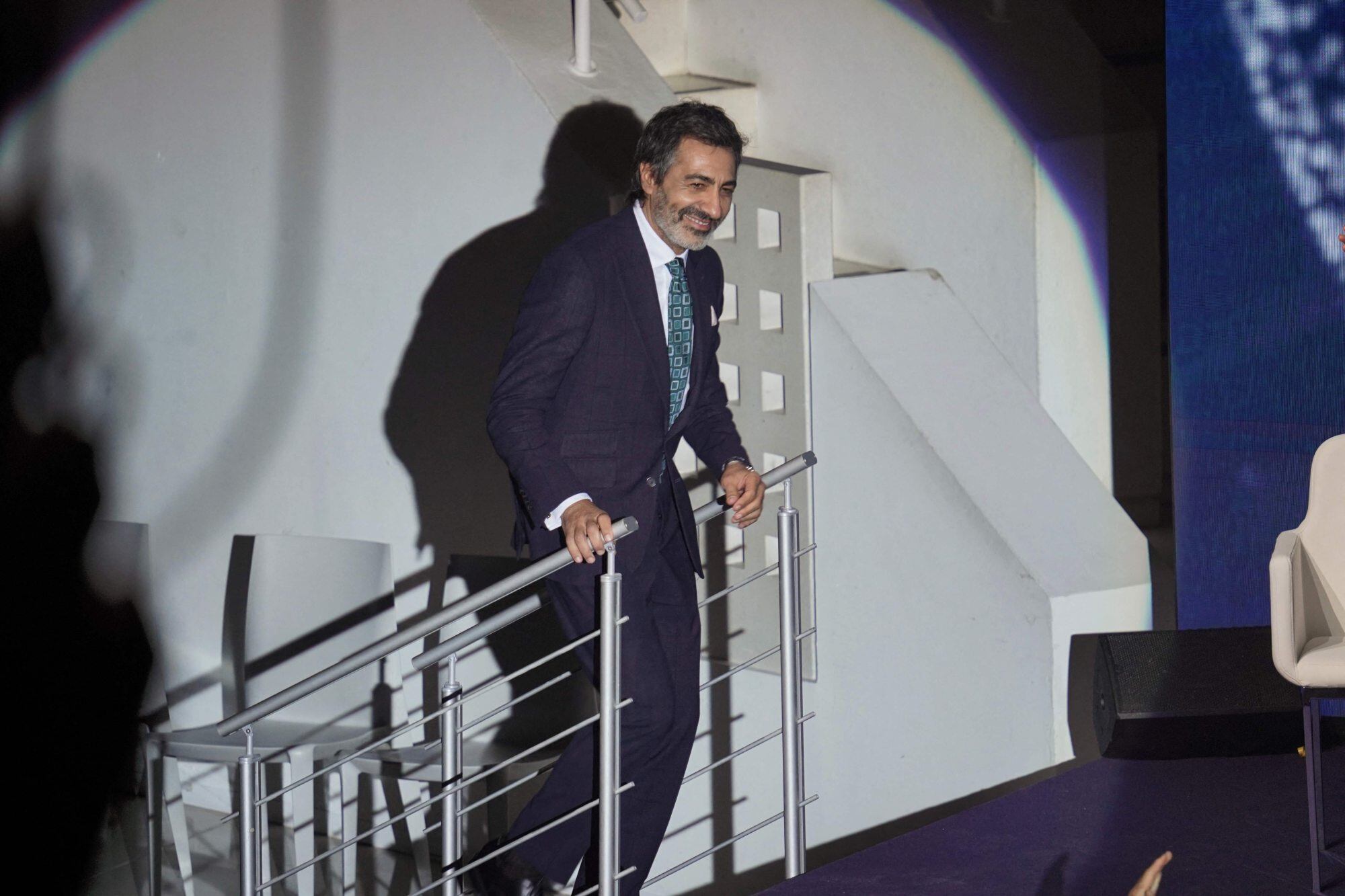 Juan del Val: debate alrededor del premio literario que más paga en la industria
