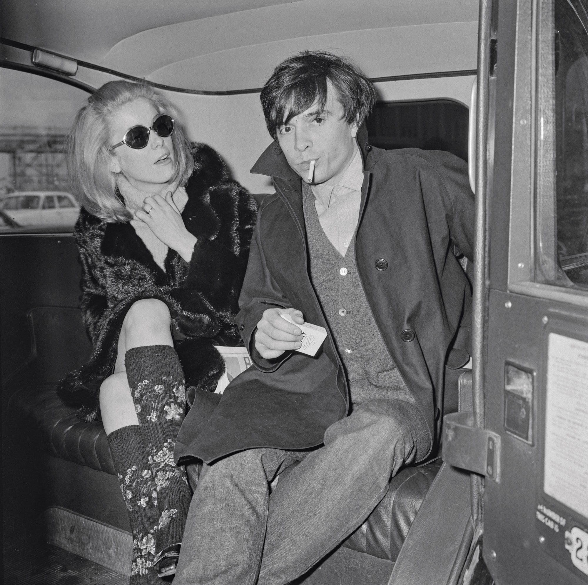 Marzo de 1966. La actriz y el
fotógrafo de moda David Bailey en
Londres, tras asistir a la avantpremière del film Born Free.
Ya eran marido y mujer: se habían
casado un año antes