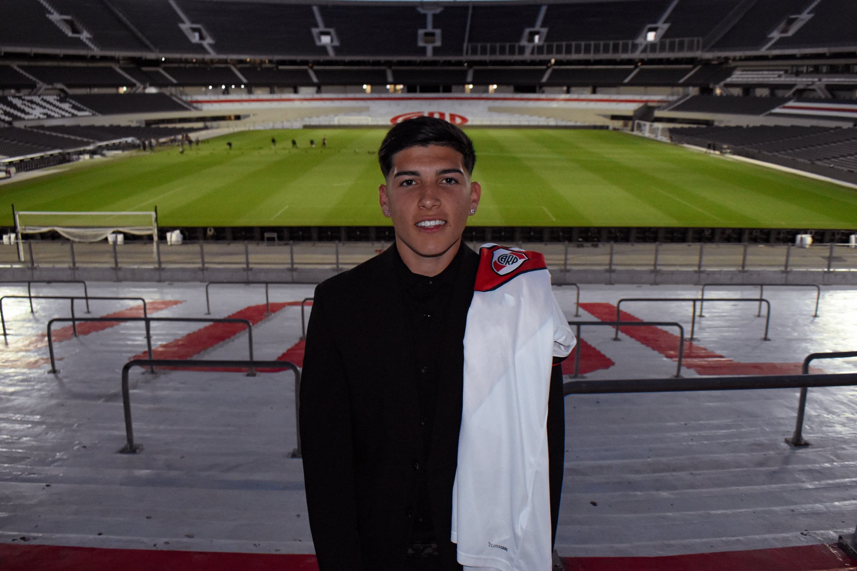 Bruno Cabral, en el Monumental, tras firmar su primer contrato con River