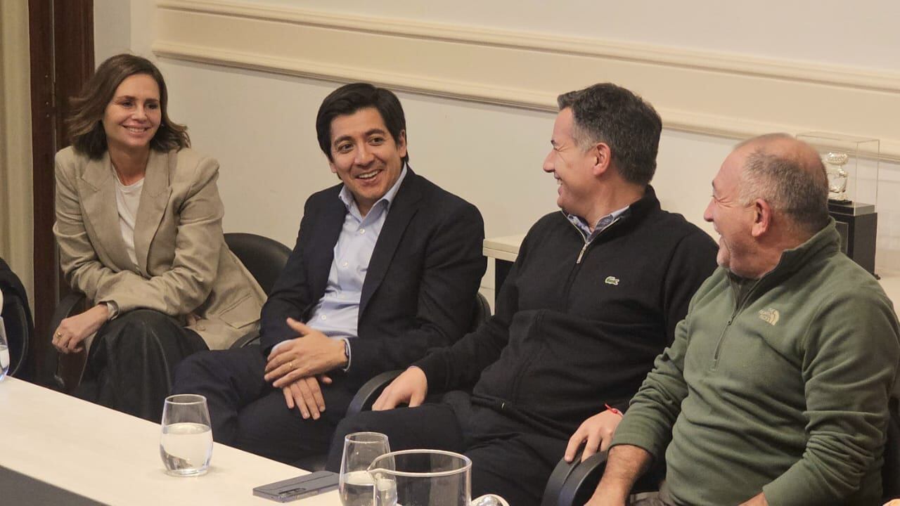 Los candidatos libertarios, en la noche del lunes, en el Frente Cívico