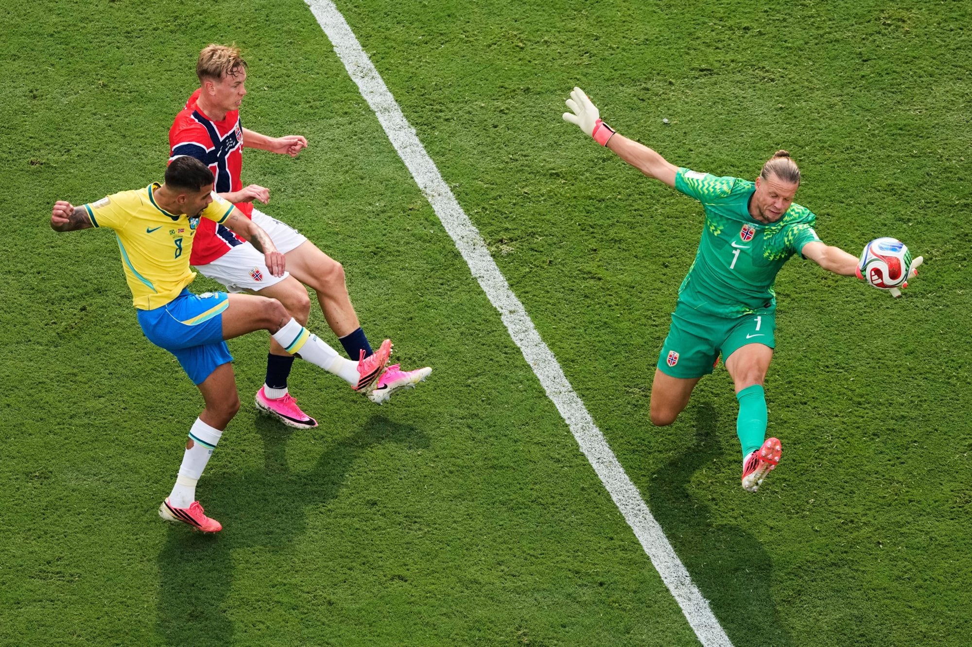 Continúan los cruces por octavos de final con Portugal vs. España y Estados Unidos vs. Bélgica 6 Una de las atajadas de Ørjan Nyland ante Brasil (AP Photo/Matt Slocum)