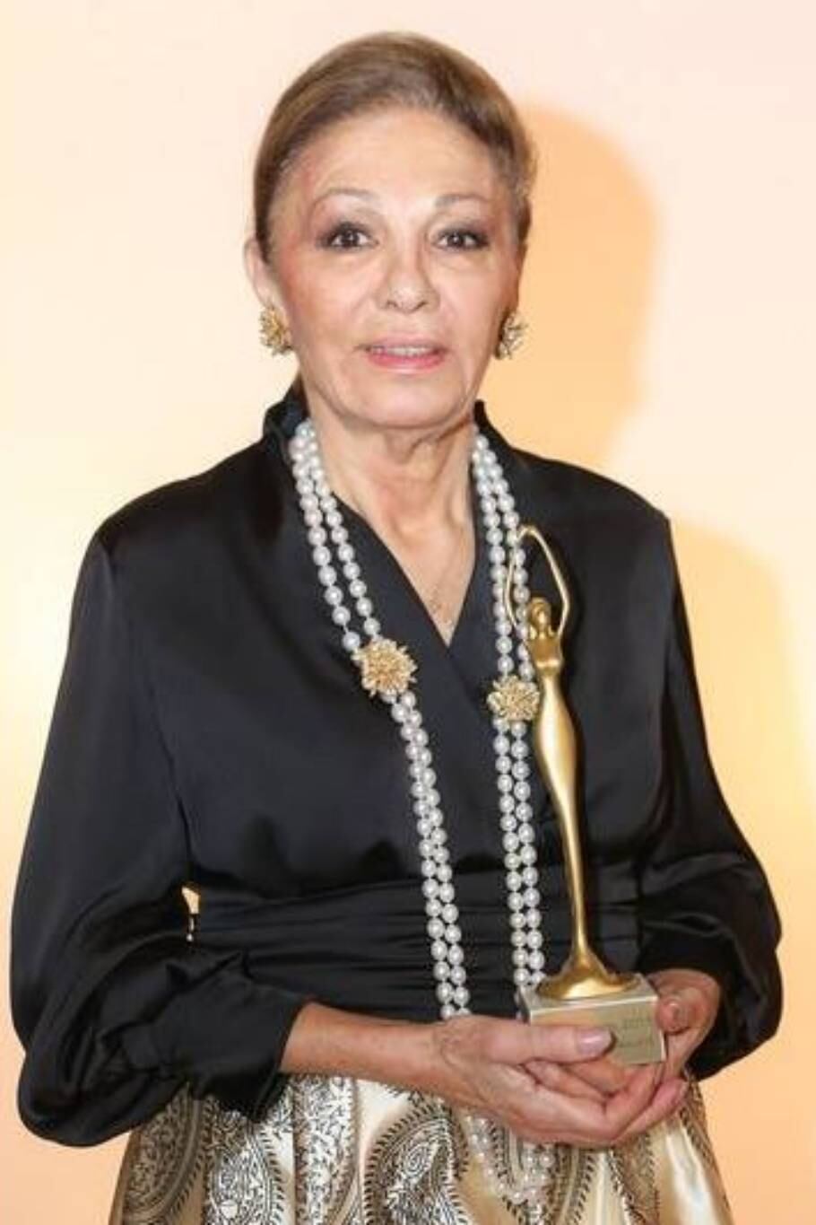 La Fundación Shahbanou Farah Pahlavi otorga premios a figuras que se distingan por su aporte al arte, la cultura, el servicio público y el liderazgo juvenil