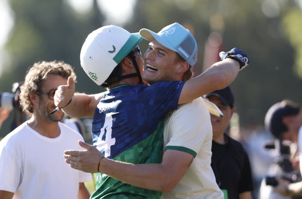 El abrazo con Jeta Castagnola, tras ganar la final del Abierto de Hurlingham de Polo