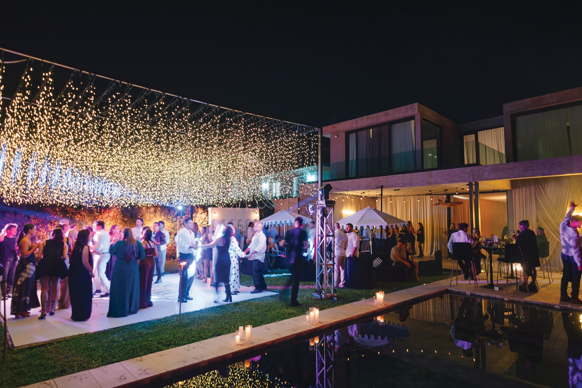 La increíble pista de baile con una lluvia de luces que montaron en el jardín de la casa, al lado de la pileta