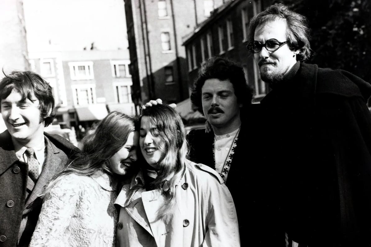 Denny Doherty, Michelle Phillips, Cass Elliot, Scott McKenzie y John Phillips, en la última etapa de The Mamas & The Papas