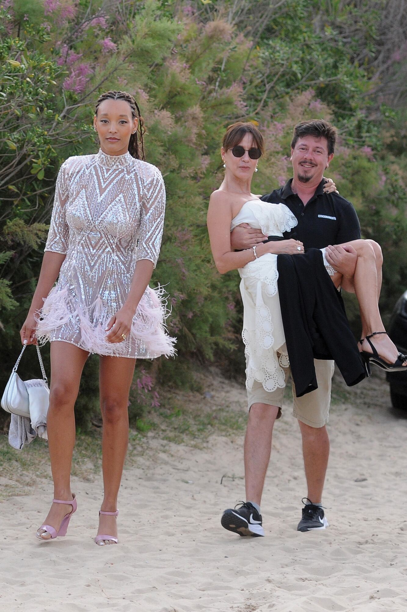 La modelo brasileña Gaby Silva y Jacinta Díaz Castelli, a upa del valet parking