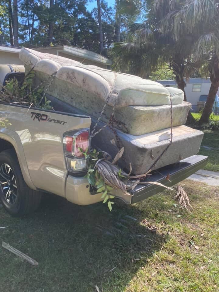 El joven comenzó su emprendimiento cargando colchones viejos a su camioneta para luego desecharlos