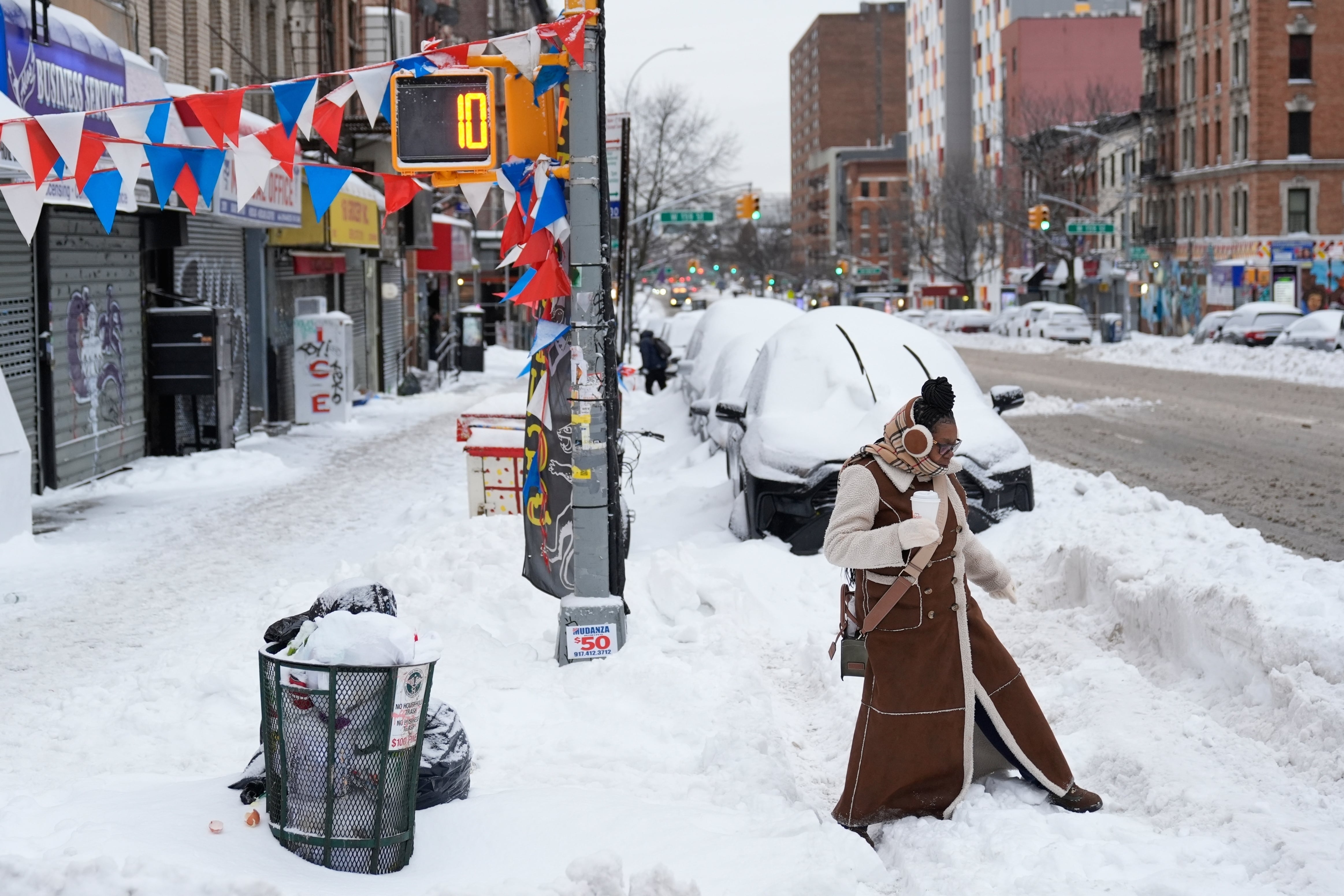 En qué momento llegará a Nueva York la tormenta invernal que traerá más frío a EE.UU. en las próximas horas 7 En la ciudad de Nueva York y las áreas litorales, las temperaturas mínimas se mantendrán ligeramente más moderadas, oscilando entre los 24°F (-4°C) y 28°F (-2°C)