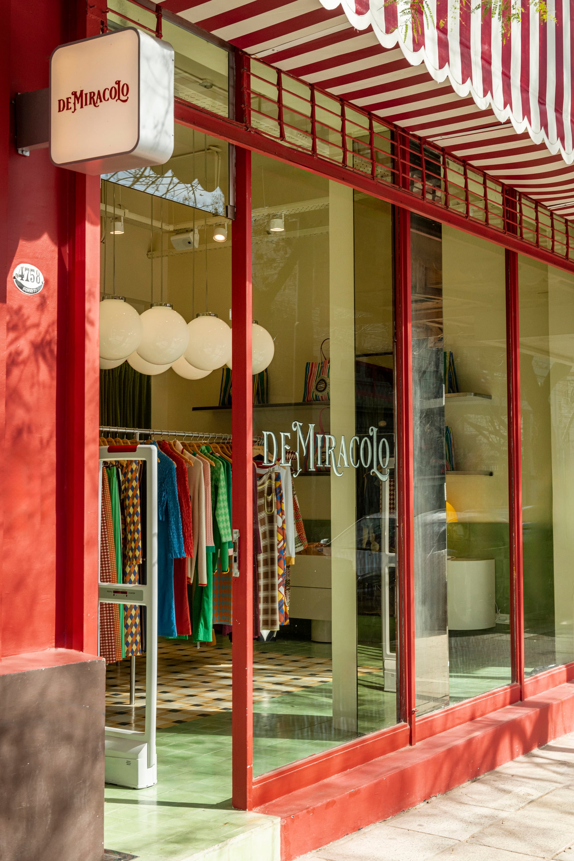 Para la fachada se hizo un trabajo en fileteado porteño, oficio que Molinelli admira y quería rescatar.