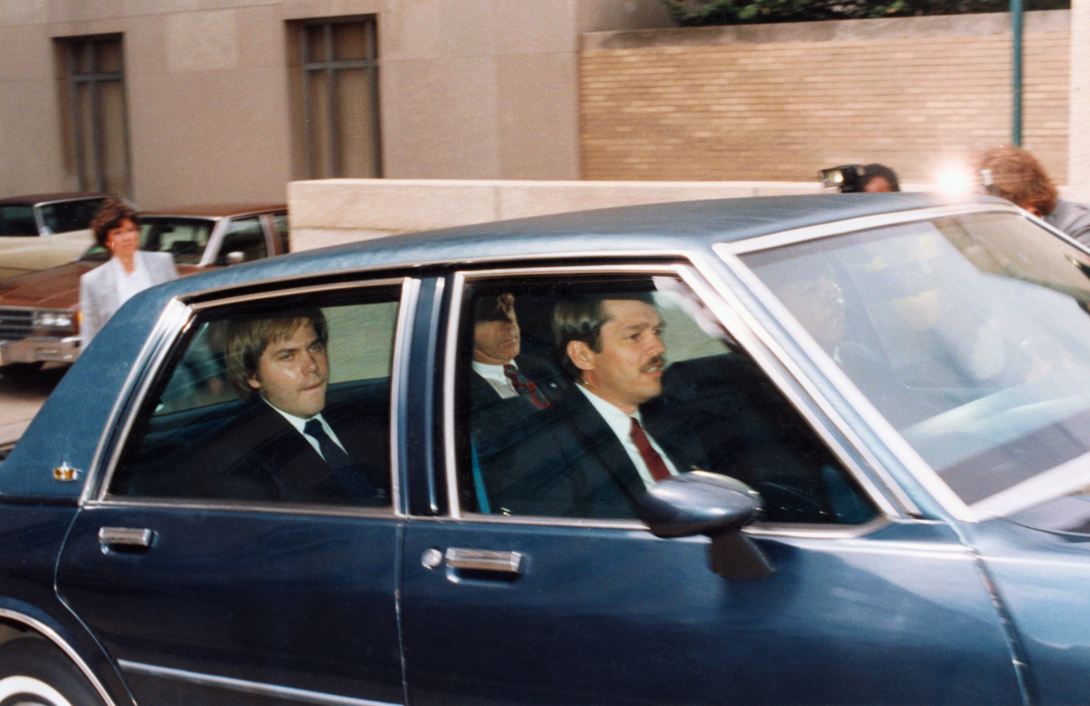 John Hinckley Jr.al salir del tribunal federal en Washington D.C. después de solicitar permiso para visitar a su familia por Semana Santa sin supervisión