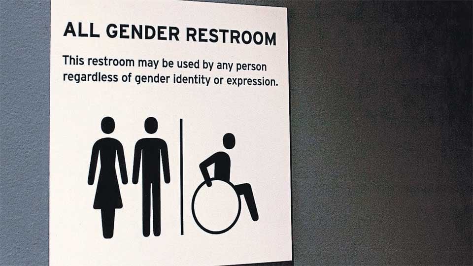 La SB 8 ordena que el acceso a baños, vestuarios y “espacios privados” en edificios públicos se determine según el sexo asignado al nacer