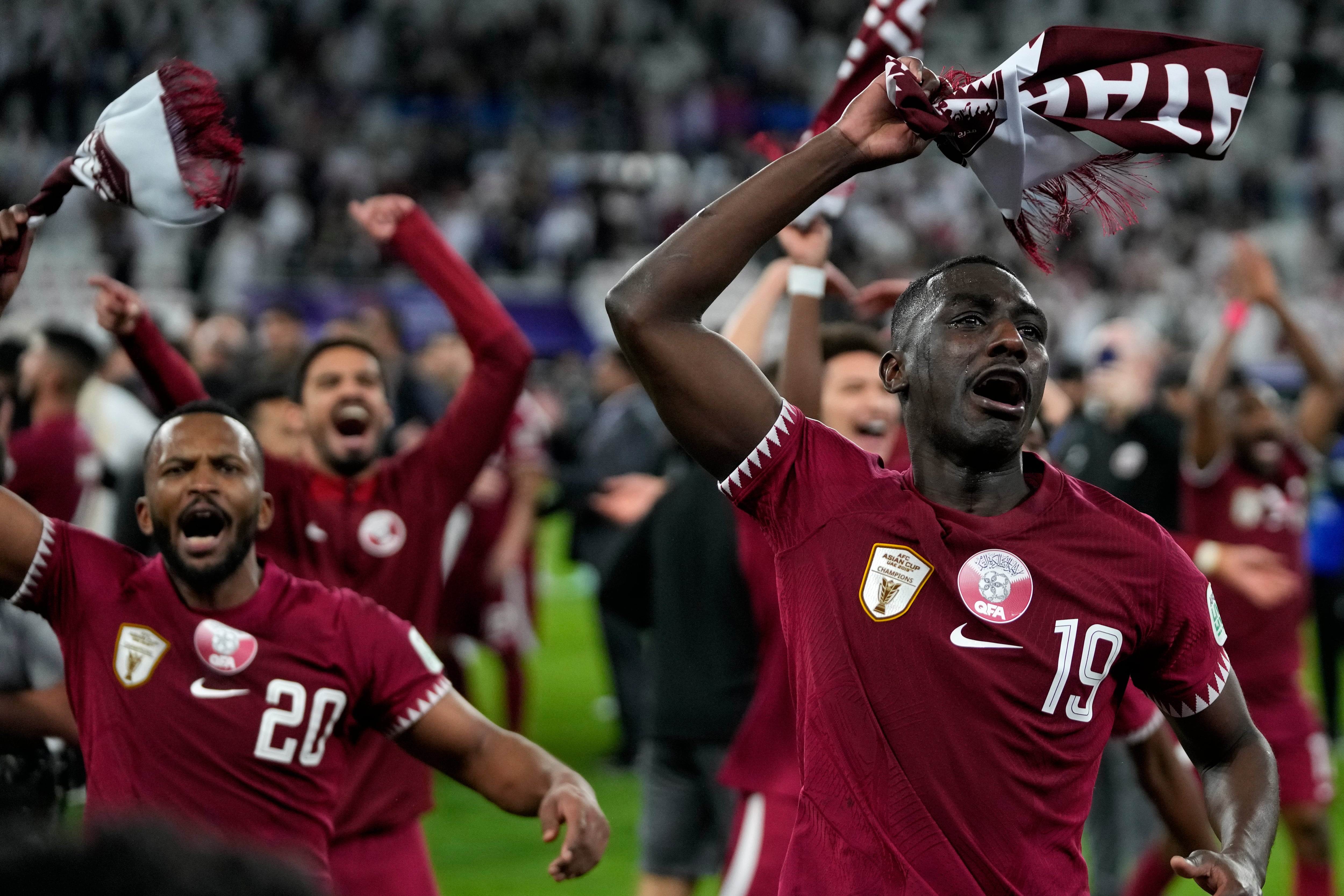 Almoez Ali (derecha) celebra la victoria de Qatar ante Irán en las semifinales de la Copa Asia, el miércoles 7 de febrero de 2024, en Doha, Qatar, el miércoles 7 de febrero de 2024. (AP Foto/Thanassis Stavrakis)