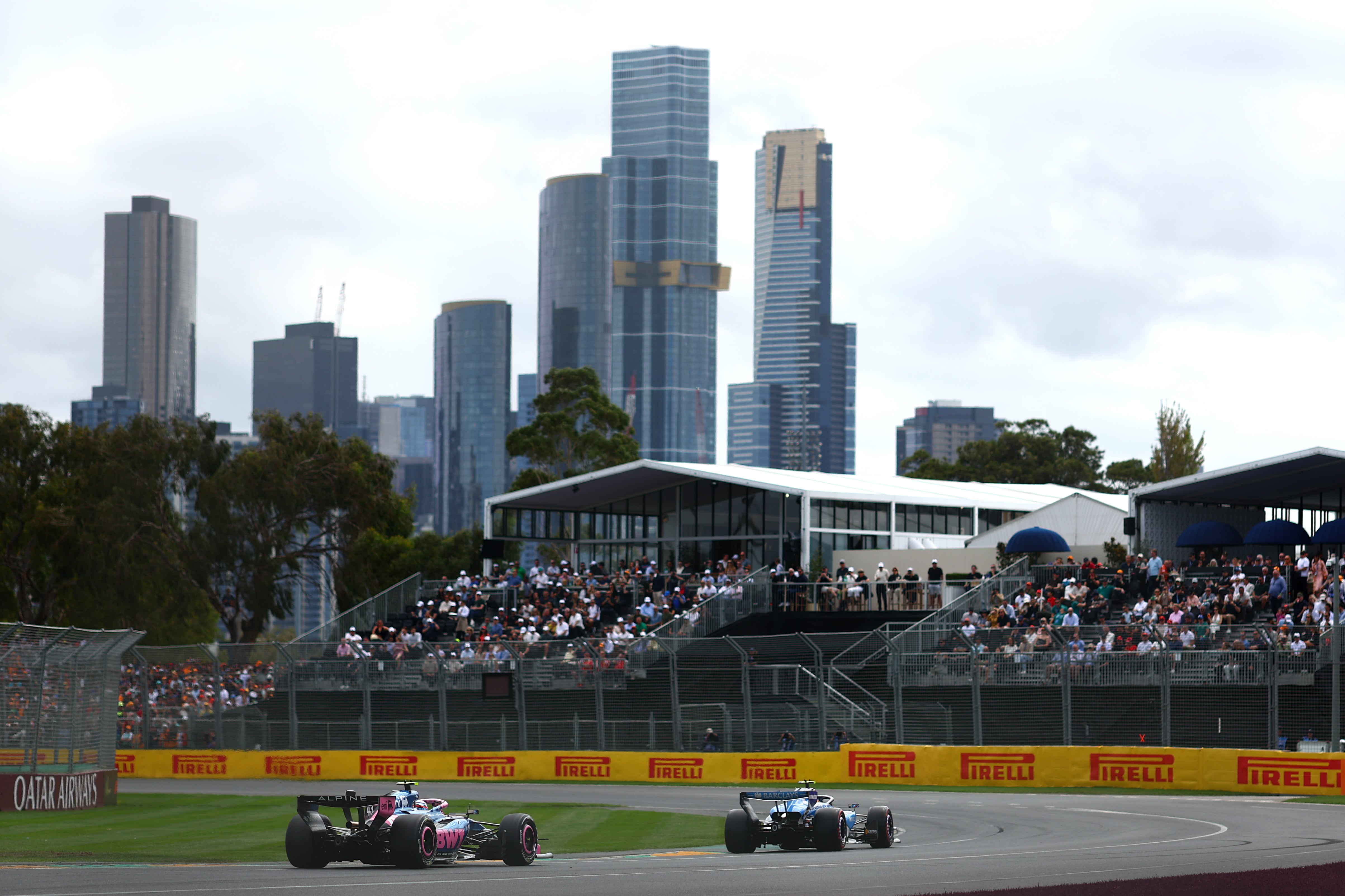 La bella Melbourne abre la temporada de Fórmula 1, cuya prueba de clasificación será la primera competencia oficial; Colapinto, con Alpine, y Carlos Sainz, con Williams, deben salir del fondo de las planillas.