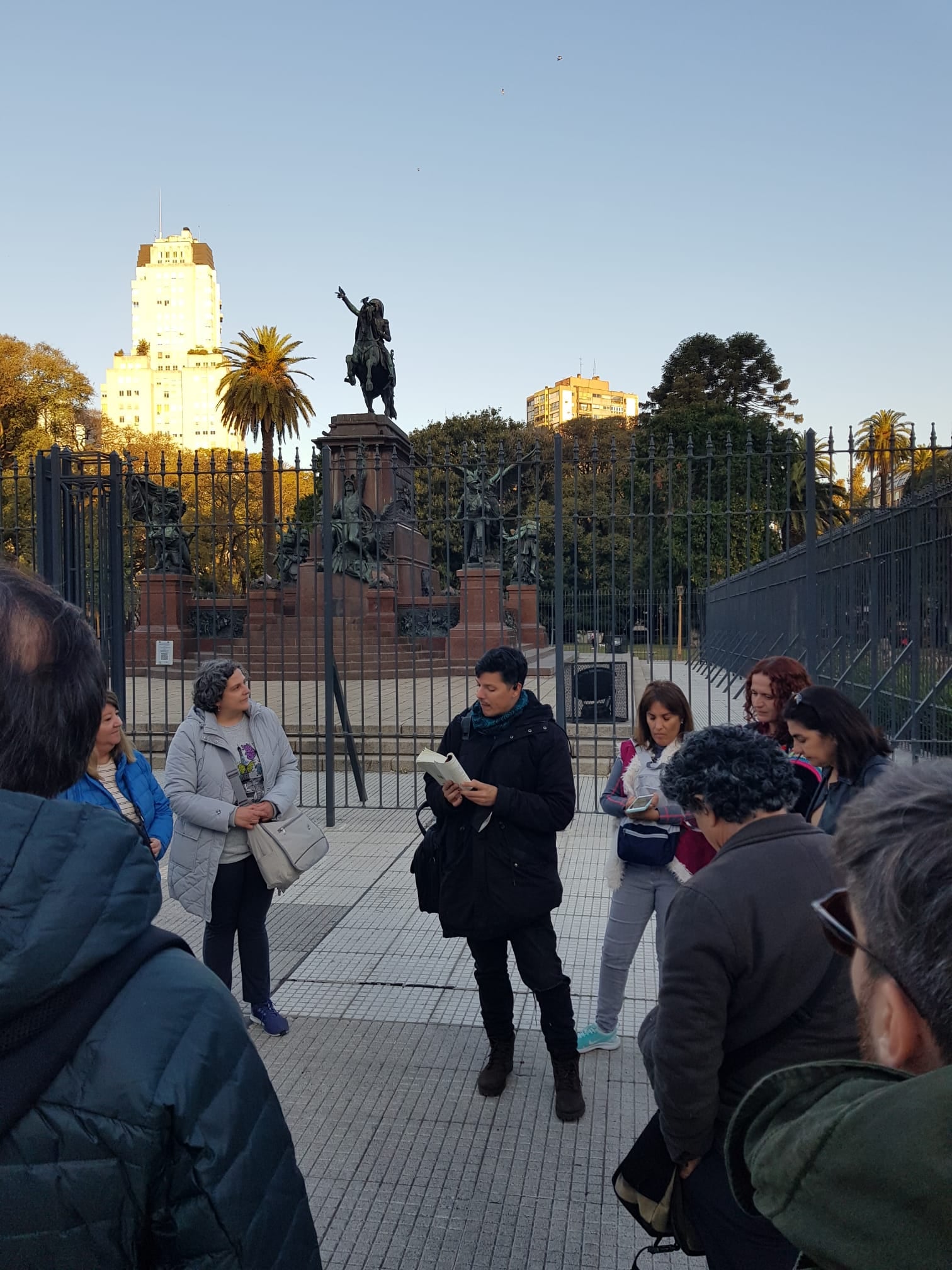 “Lo lindo es pensar que justamente el visitante, al estar ahí, y quizás sin advertirlo, lo está manteniendo vivo a Borges y lo sigue convirtiendo en historia, una reciprocidad que convive con la que Borges buscaba y tenía con sus lectores”, reflexiona el guía