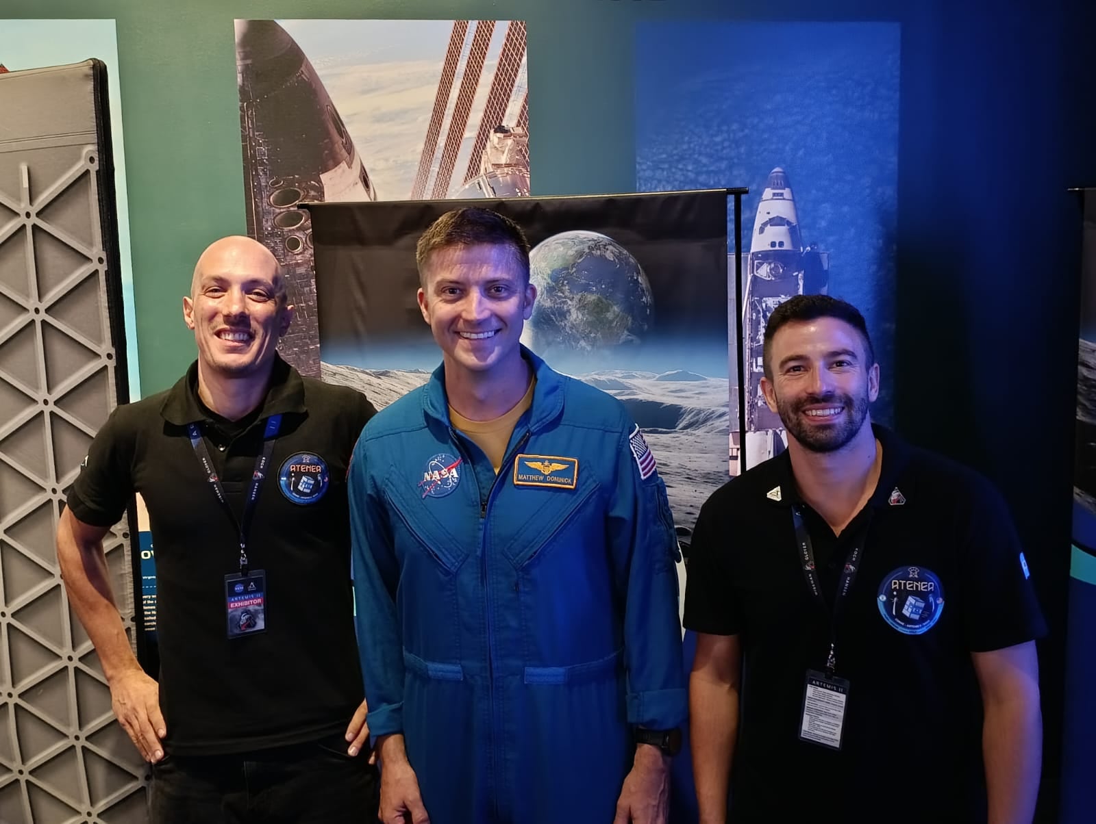 Los ingenieros argentinos junto con el astronauta estadounidense que formará parte de Artemis II