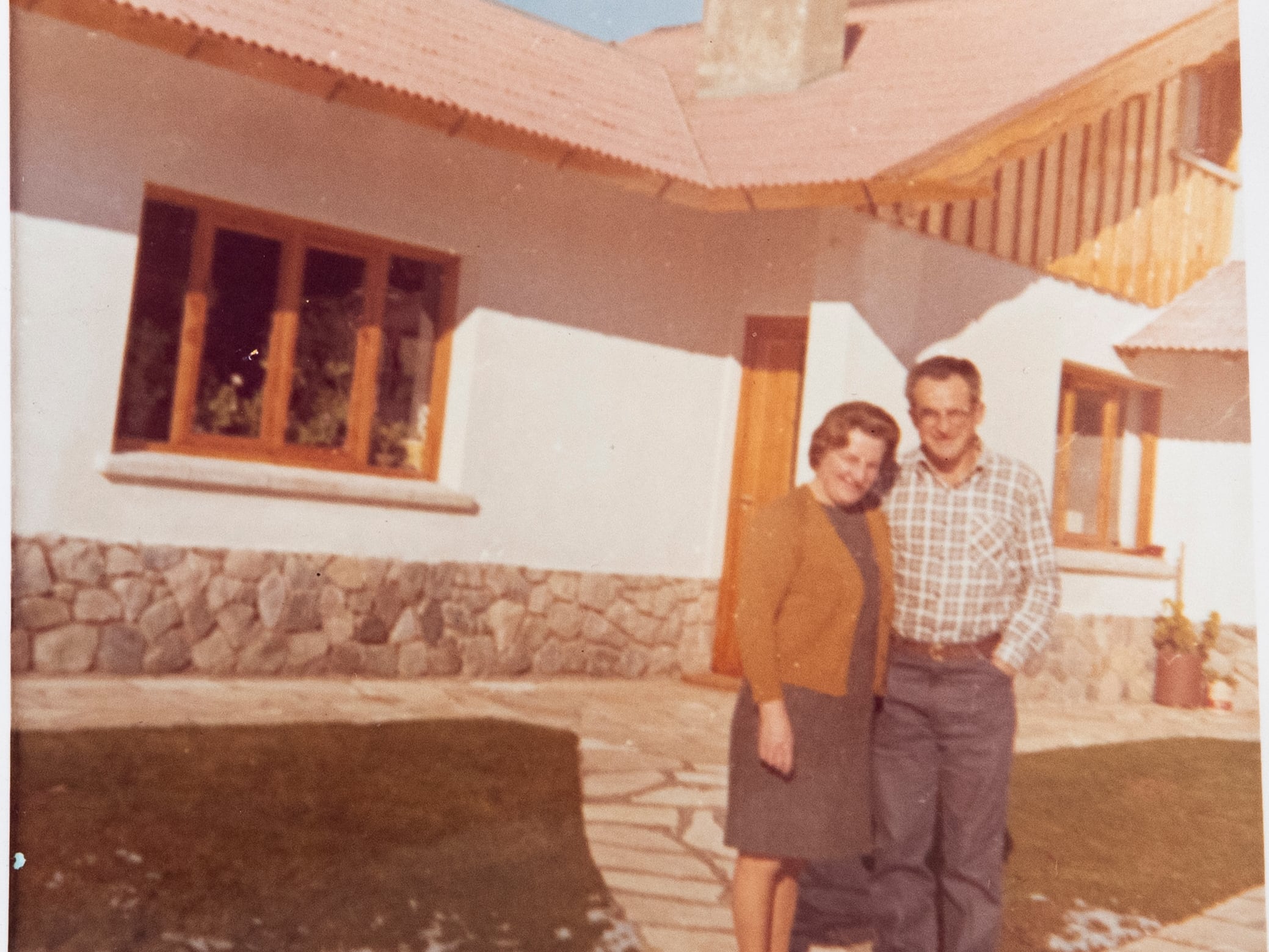 Antonio y Katy en los inicios de la hostería en Bariloche