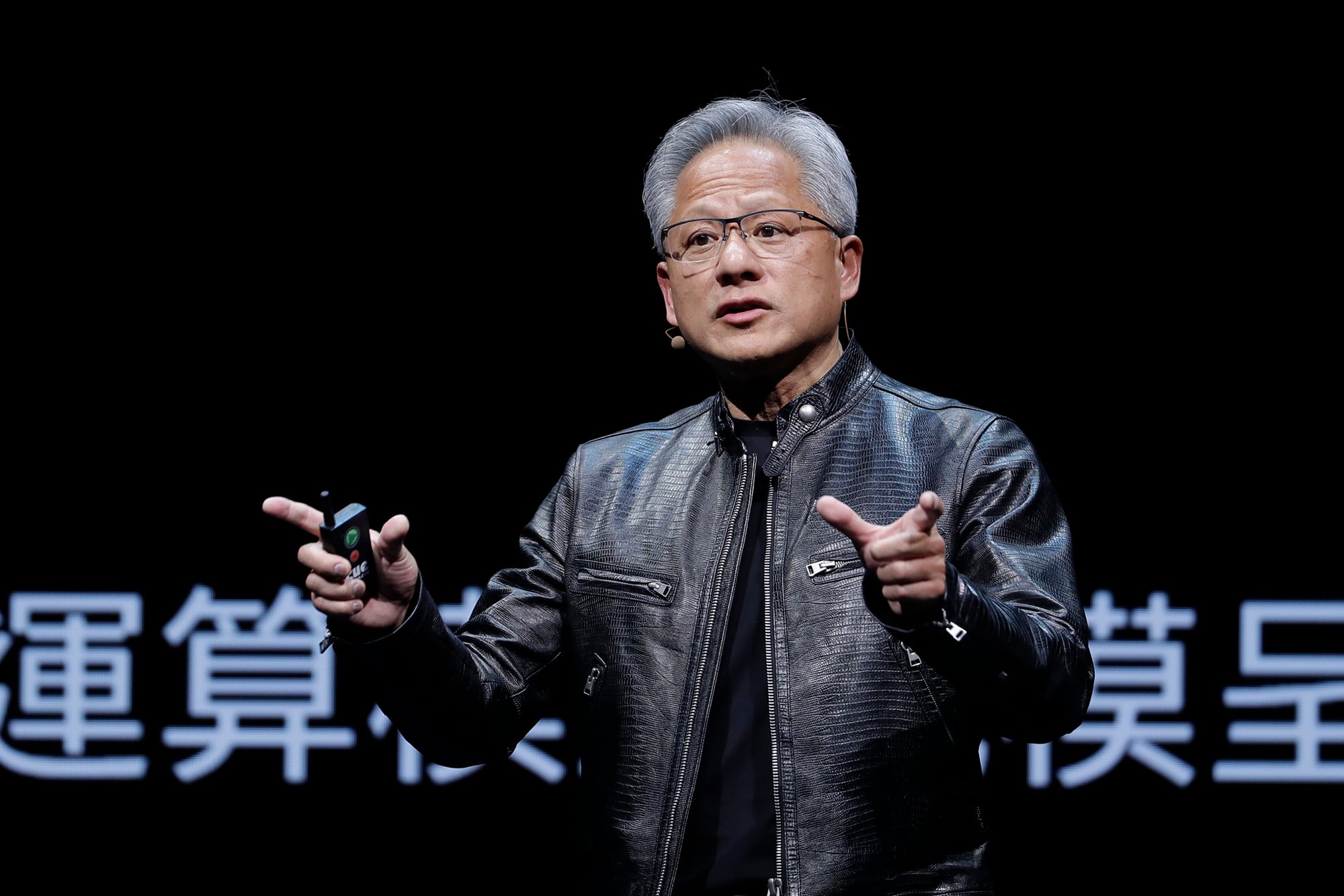 El presidente y CEO de Nvidia Corporation, Jensen Huang, pronuncia un discurso durante la exposición Computex 2024 en Taipei, Taiwán, el 2 de junio de 2024. (Foto AP/Chiang Ying-ying)