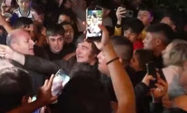Javier Milei ya se dirige al lugar donde hablará ante la gente que se acercó para expresarle su apoyo