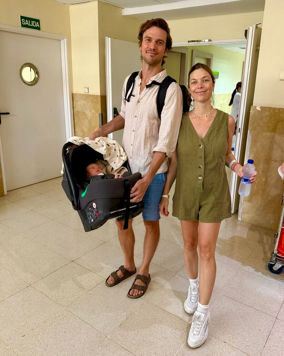 Los flamantes padres junto a su hijo dejando el hospital (Foto: Instagram @lulilapri)