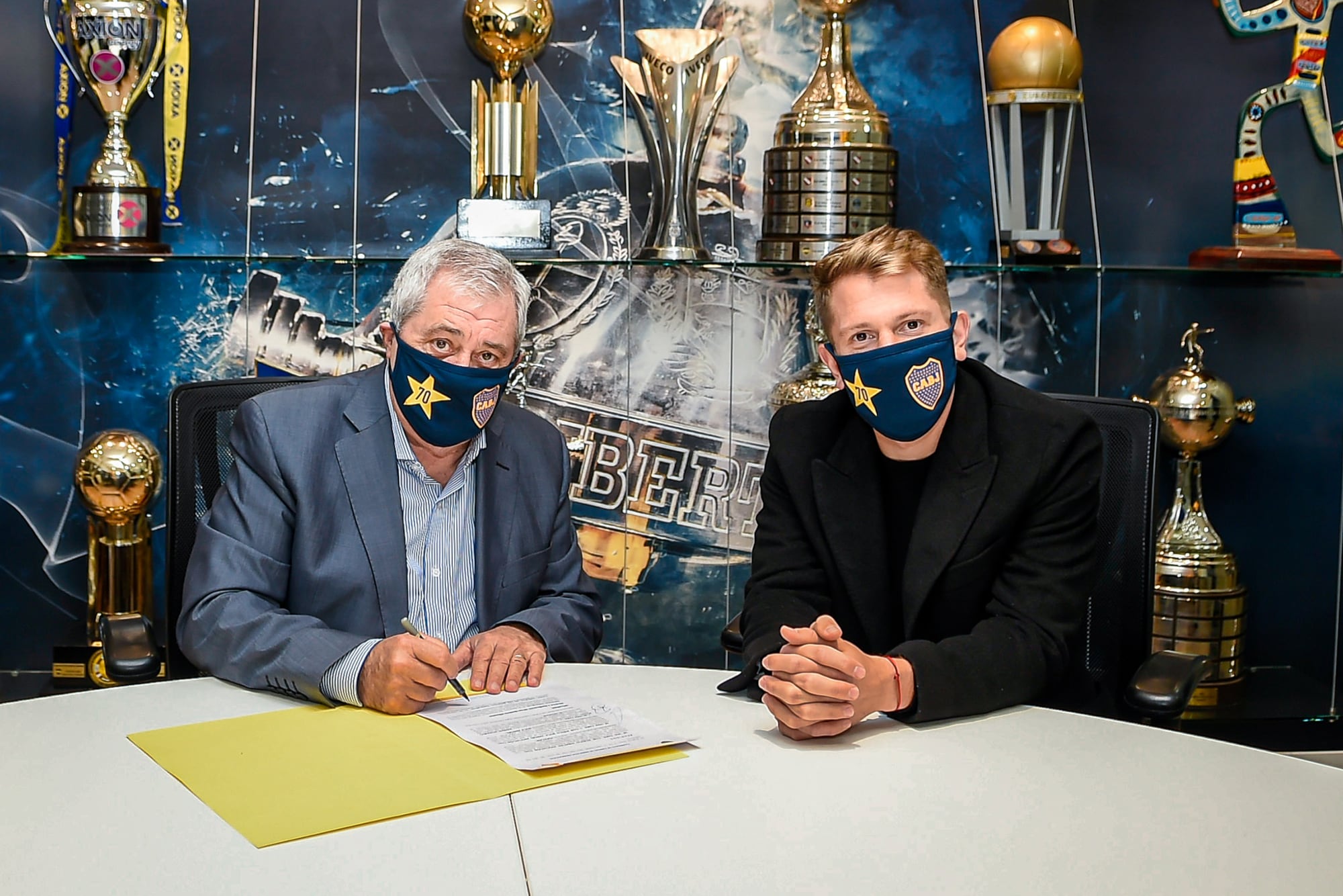 El expresidente de Boca, Jorge Amor Ameal, y Esteban Rolón, el día de su arribo al Xeneize