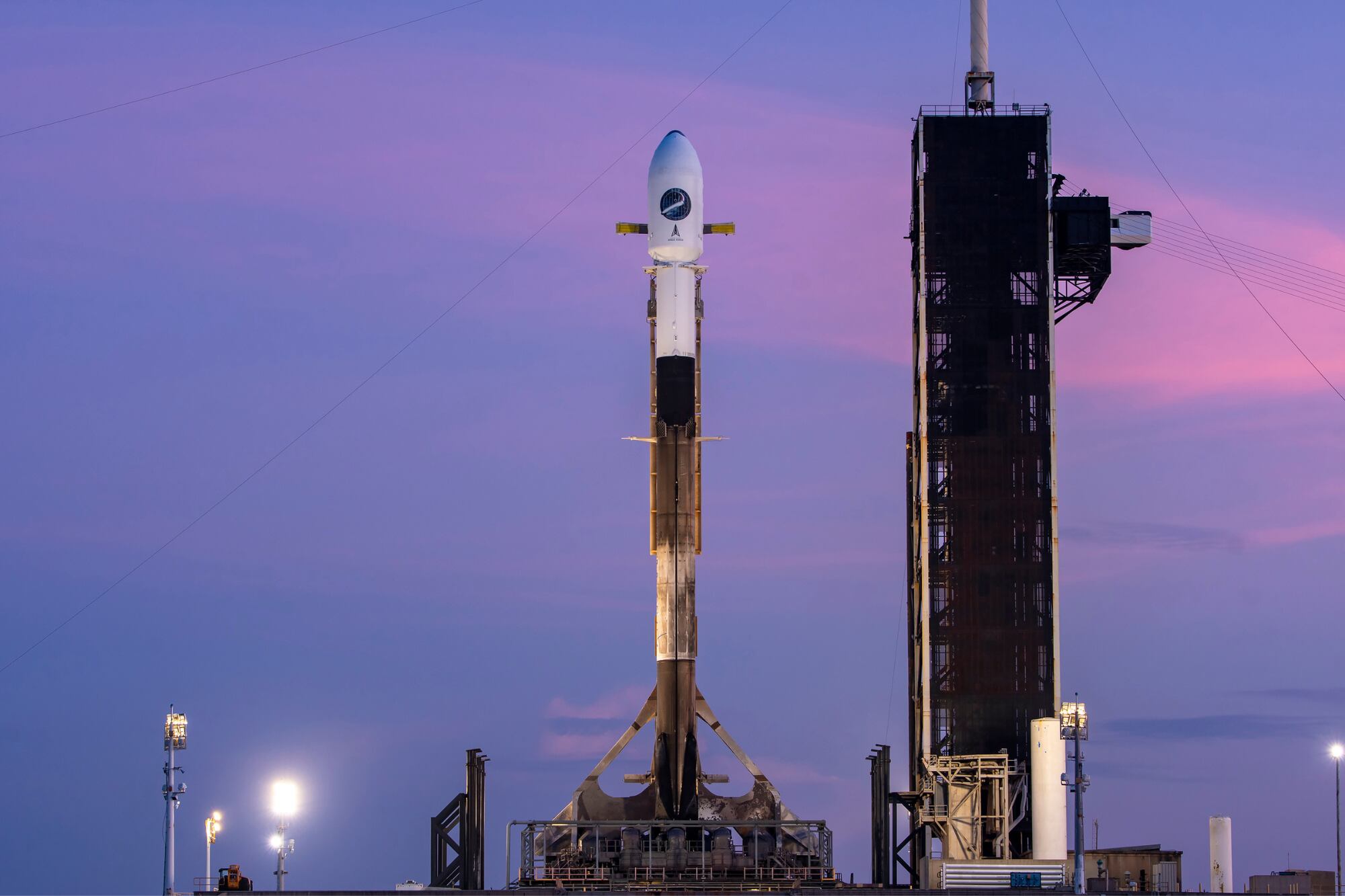 El X-37B tiene nueve metros de largo y cuatro metros y medio de envergadura, con capacidad para reentrar y aterrizar de manera autónoma