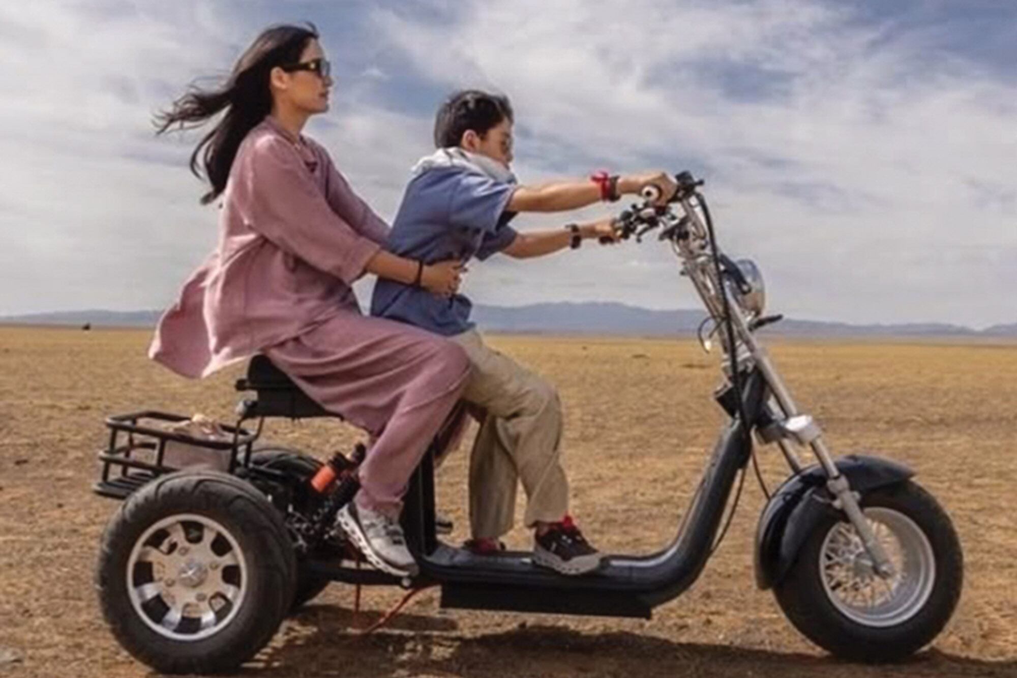 Con anteojos y zapatillas, con su hijo mayor, el príncipe heredero, en unas fotos divertidas que se tomaron en familia en el desierto de Gobi, después de una visita de ocho días que toda la familia real hizo a Mongolia, en 2024.