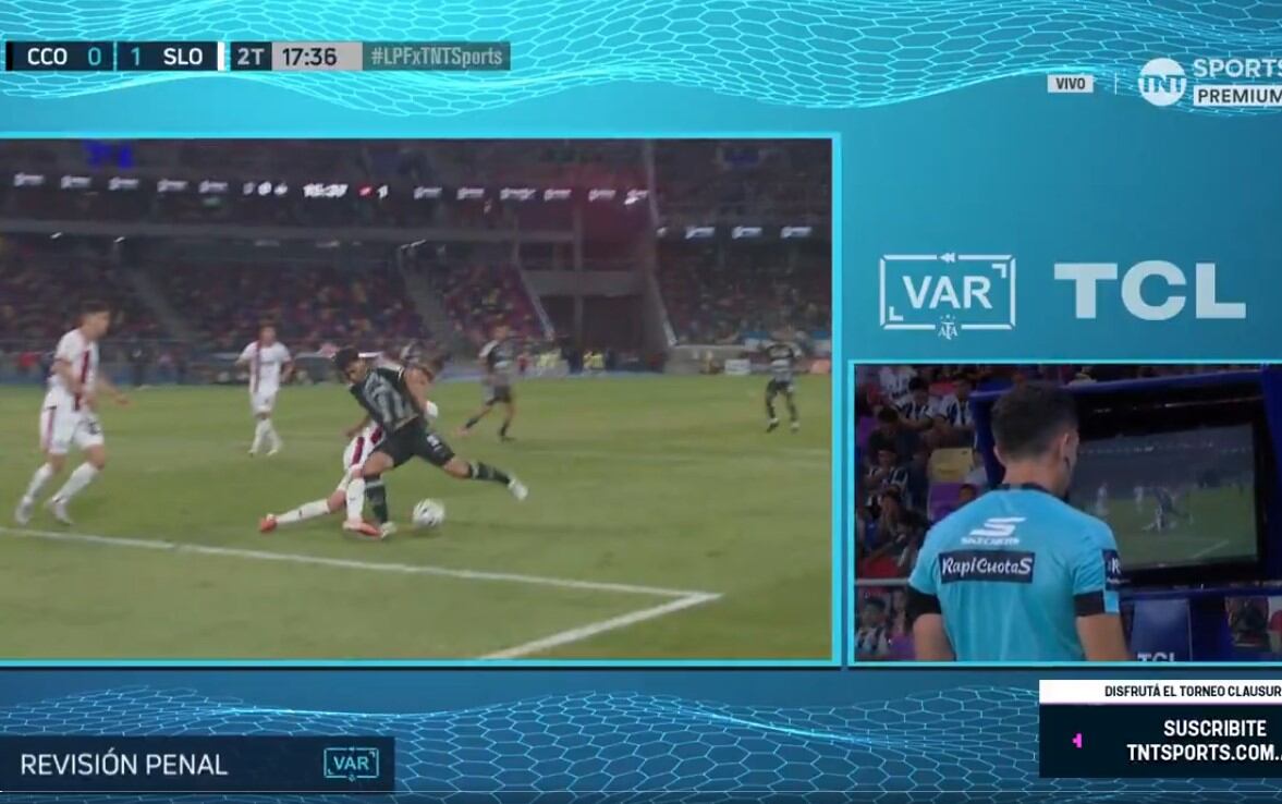 La jugada que Arasa, viendo el VAR, termina sancionando penal de Perruzzi a Varaldo: no hubo infracción, pero...