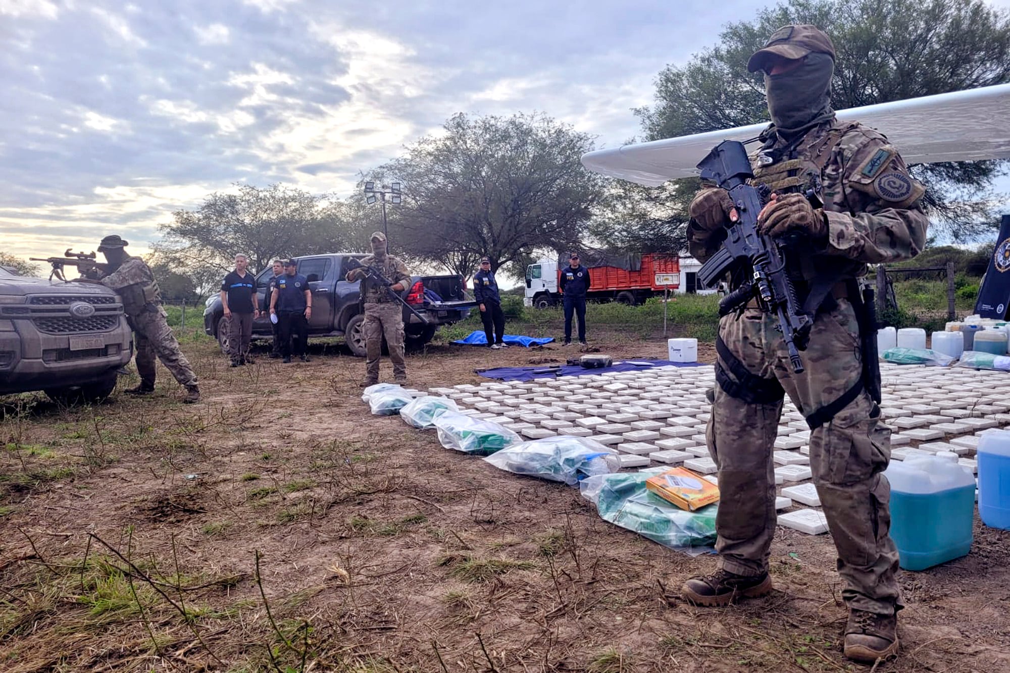 Los equipos especiales GEOF 1 y GEOF 2 de la Policía Federal Argentina participaron del operativo antidrogas
