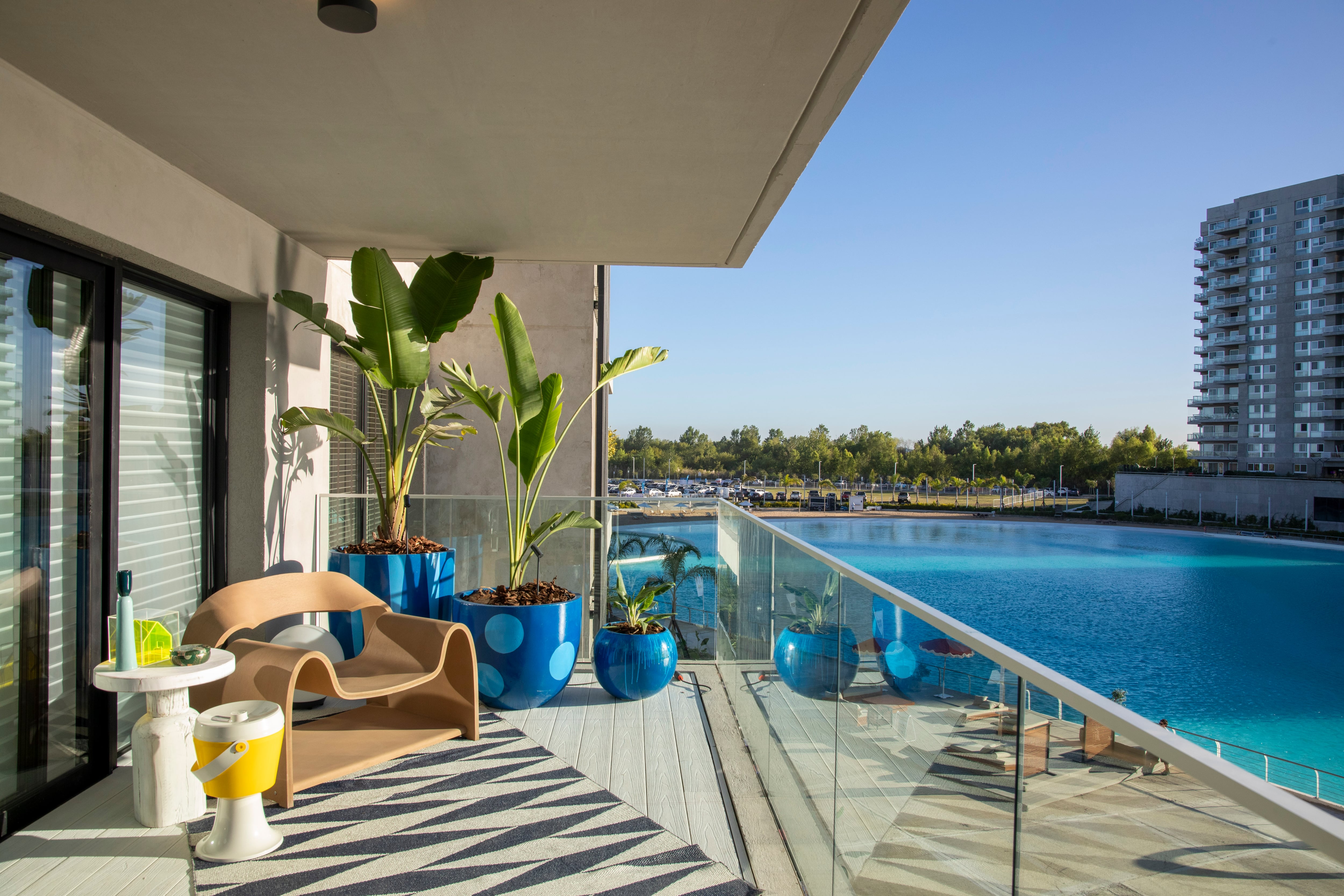 Mirá las fotos de la inauguración de Experiencia Living en Remeros Beach 11 La vista del departamento ambientado por Leti Rocco, esta vez desde el balcón. La sensación de estar sobre la laguna es incomparable.