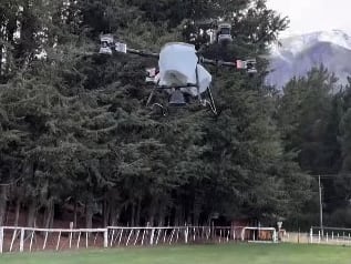 Polémica por la siembra de pasto con drones en zonas afectadas por incendios en la Patagonia