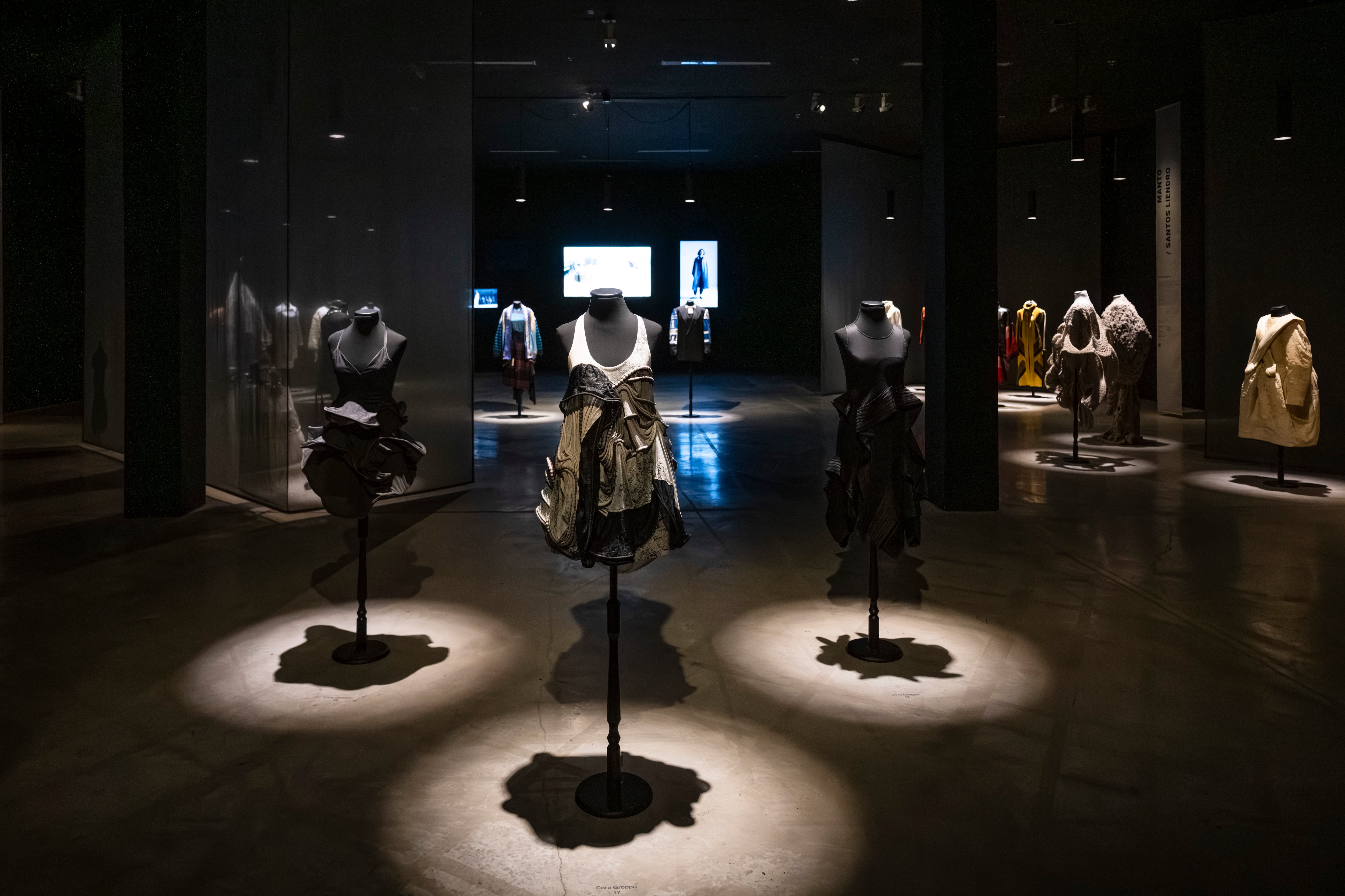 “Estoy contenta de ser parte de esta generación de diseñadores que trajo el arte a la moda”, dijo en el Moderno Cora Groppo, diseñadora de los vestidos que se ven en primer plano