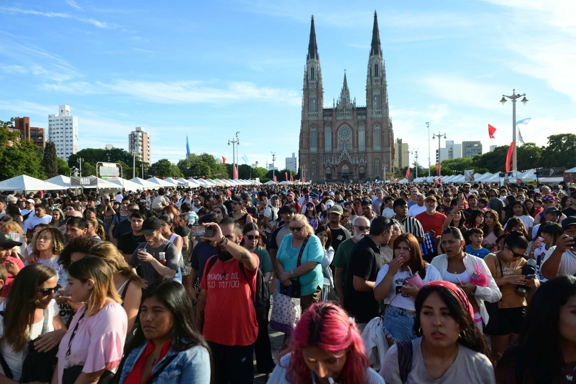 Después de las 18, los organizadores calculaban en más de 300.000 personas la concurrencia a la celebración por el Año Nuevo Chino, frente a la catedral de La Plata