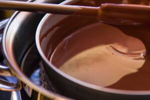 Temporada de chocolate: dos pasticceras recrean la receta de un bombón artesanal