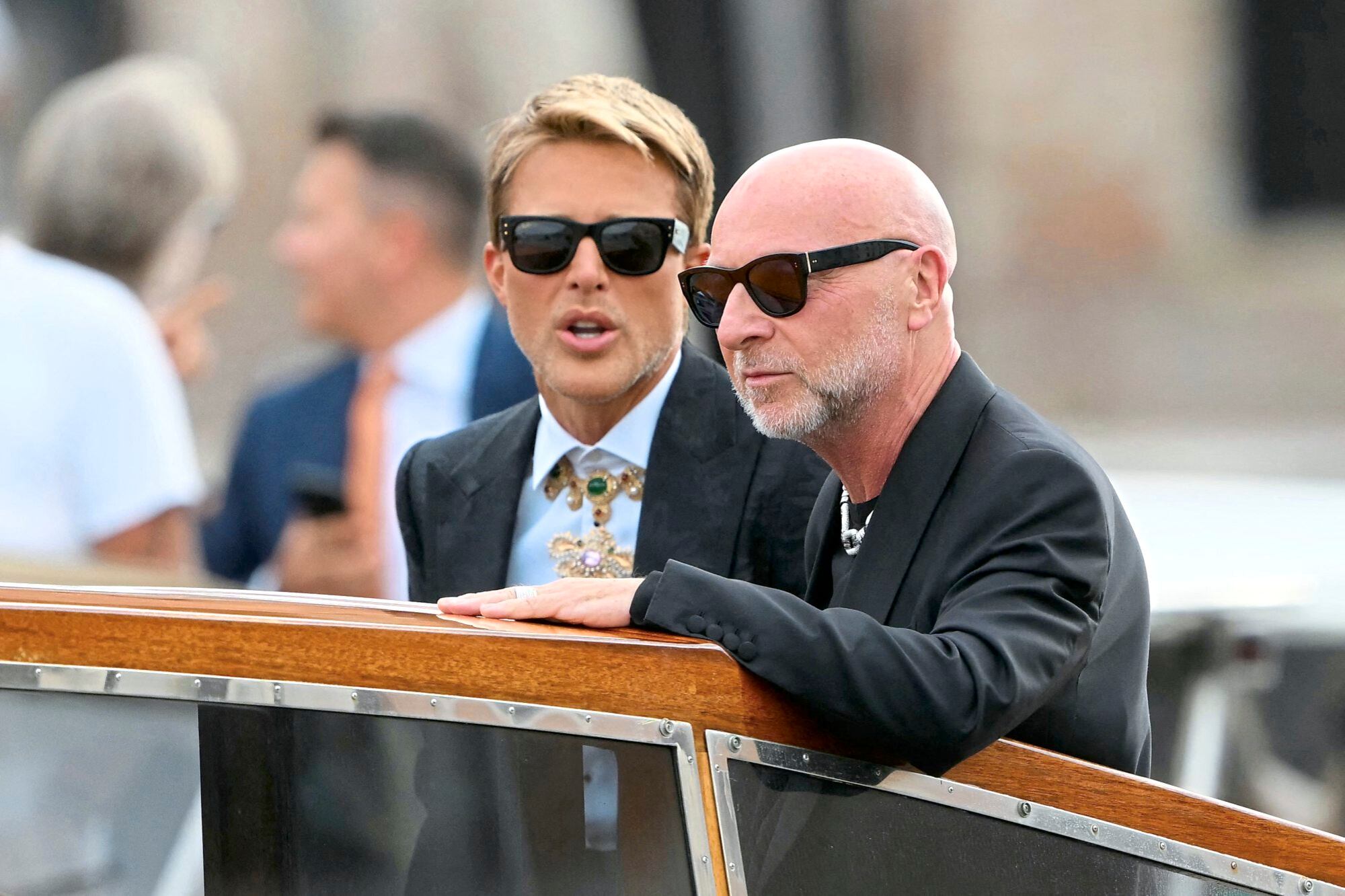 El diseñador italiano Domenico Dolce y Guilherme Siqueira están en el bote taxi rumbo al casamiento de Jeff Bezos con Lauren Sanchez (Foto: Marco BERTORELLO / AFP)