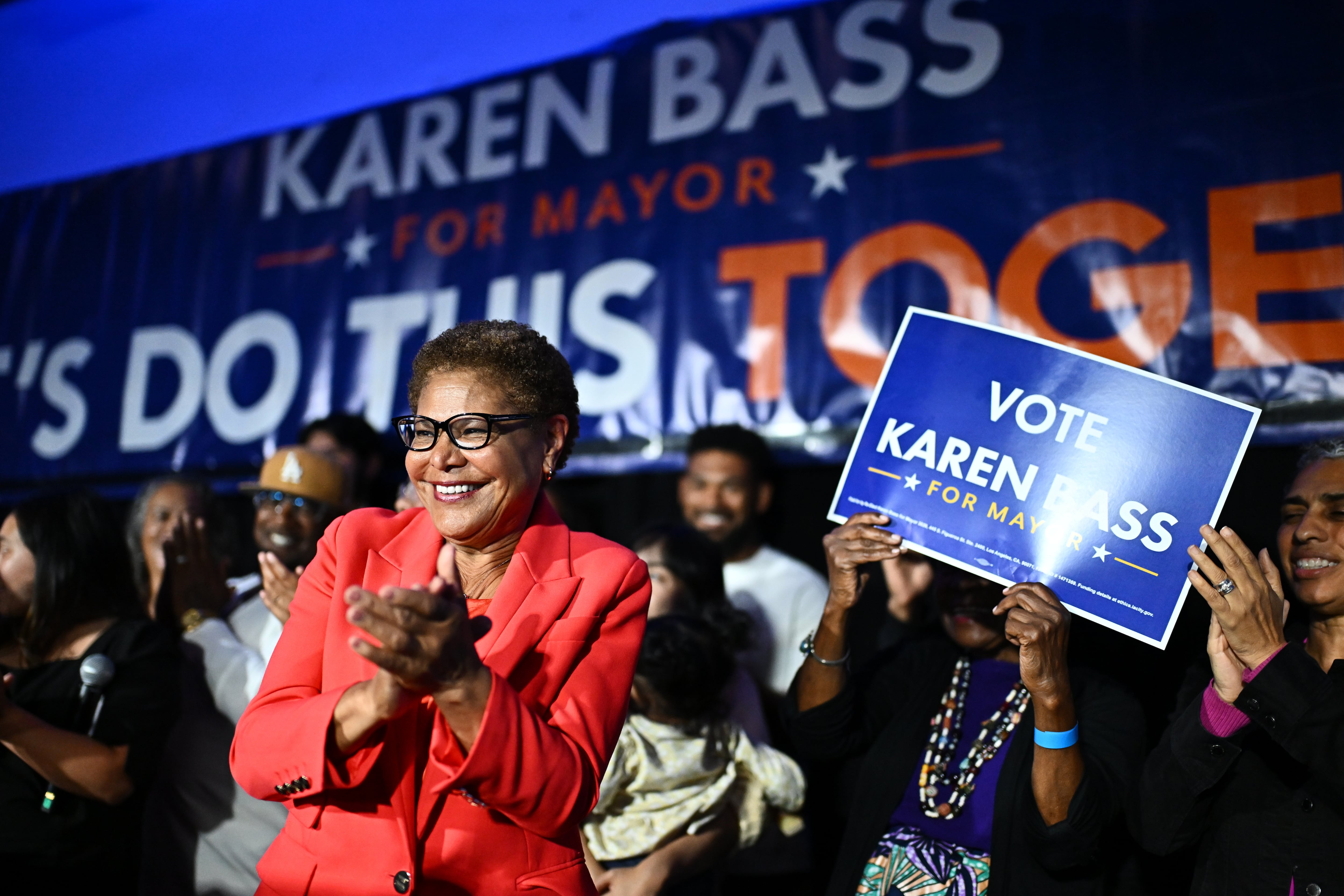 Karen Bass celebró el fallo que limita las detenciones migratorias del ICE sin orden judicial