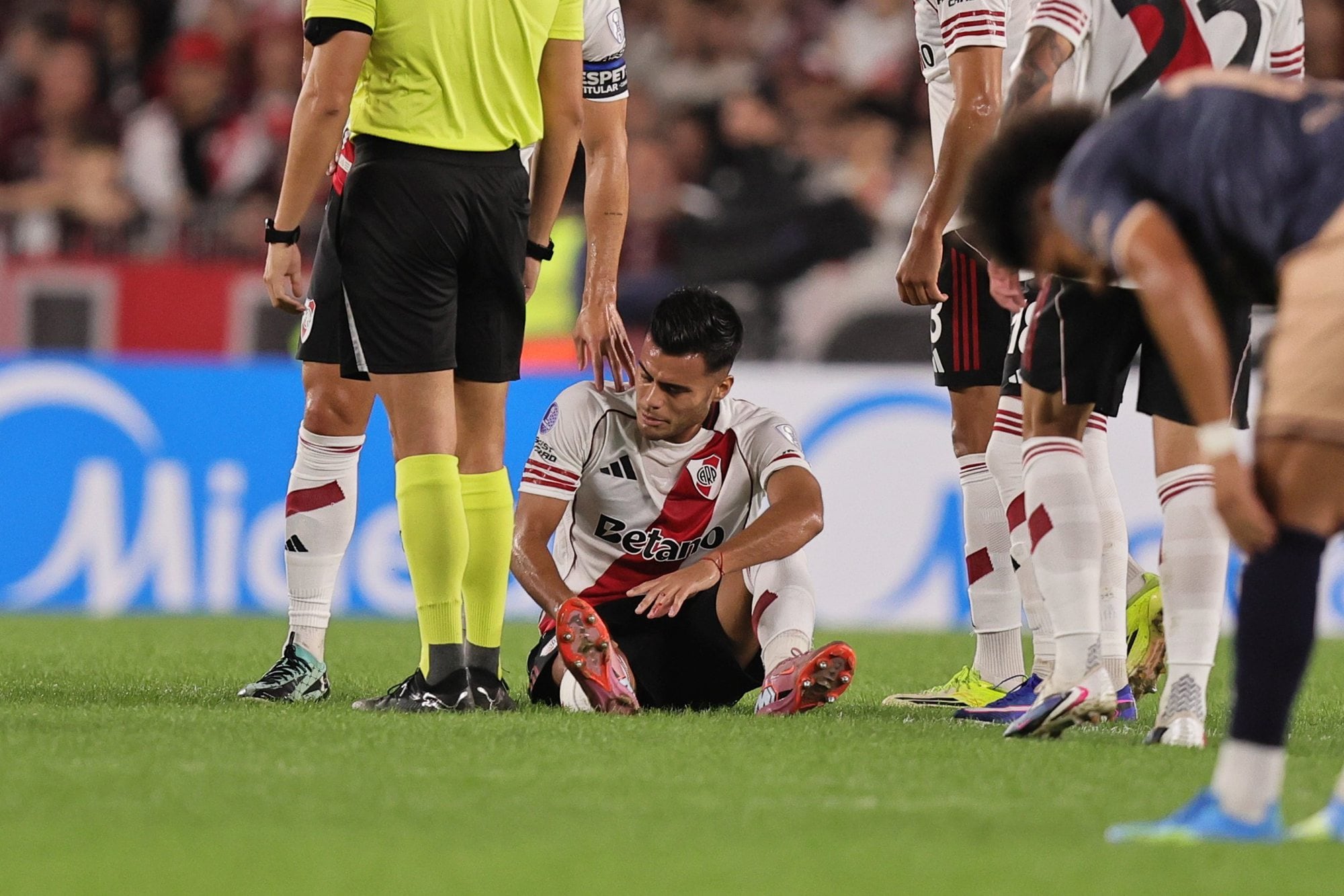 Fausto Vera sintió una molestia, pidió el cambio y fue reemplazado por Aníbal Moreno a los 17 minutos del primer tiempo; padecería un esguince que lo dejaría al margen del superclásico.