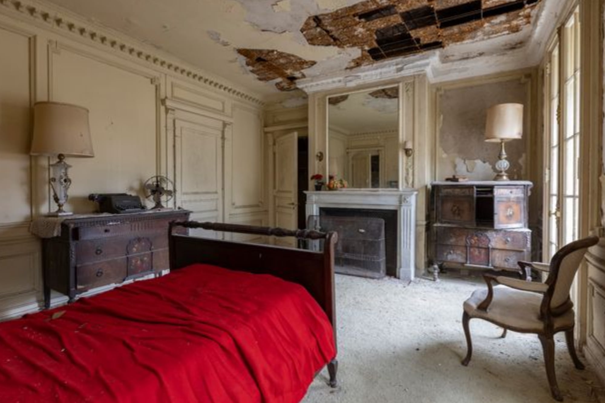 Uno de los dormitorios ubicados en el ala norte de la propiedad que aún conserva los muebles de la época