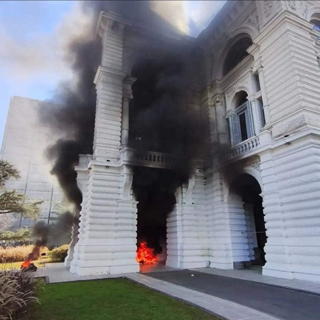 Cooperativistas prendieron fuego la municipalidad de La Plata: hay 19 detenidos