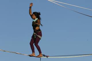 Video: jóvenes hacen equilibrio en la altura en una fábrica abandonada