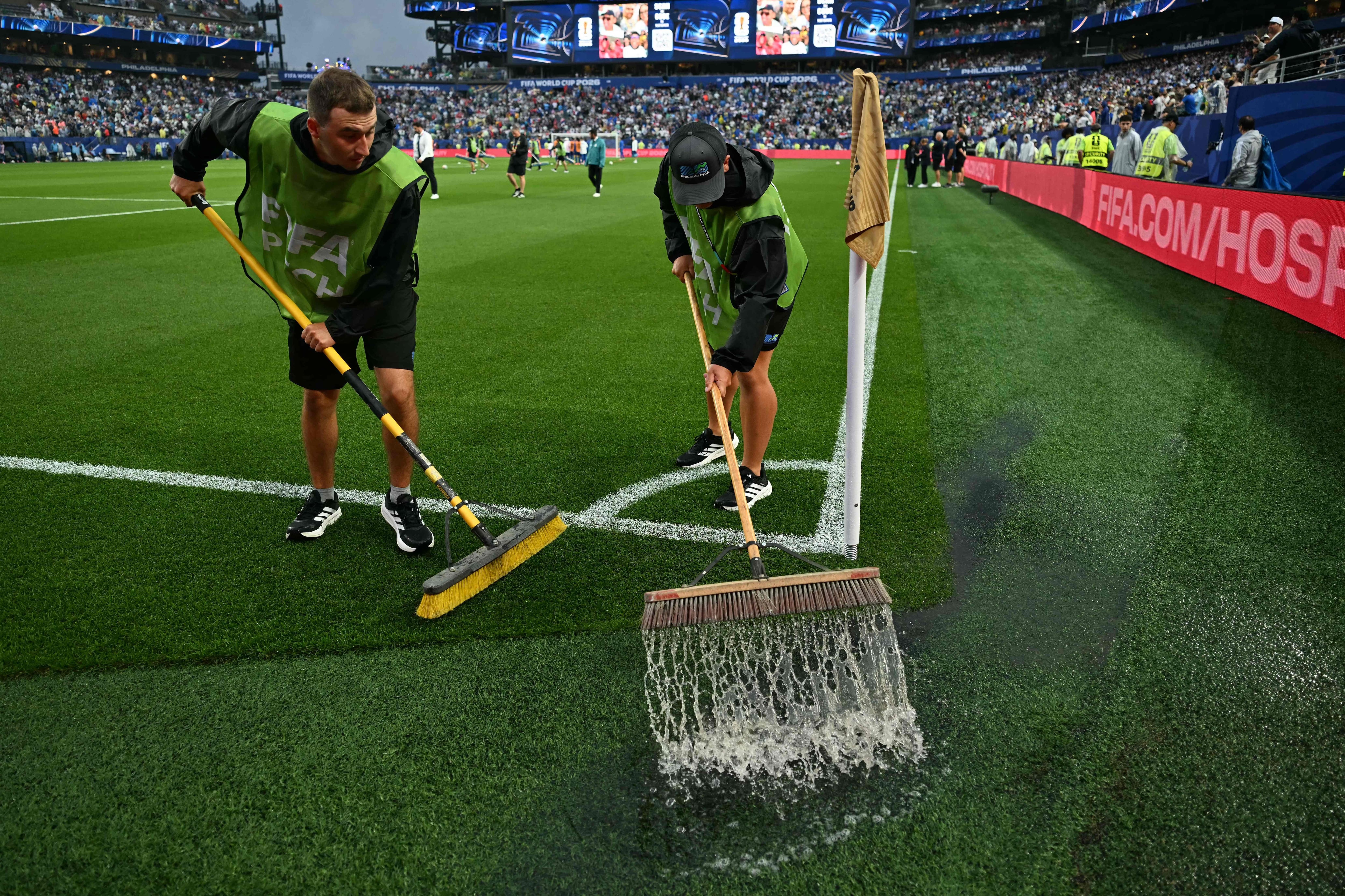 Mbappé brilló para que Francia le gane a la tormenta, a las dos horas de postergción y a Irak 8 El partido estuvo interrumpido más de dos horas por la lluvia