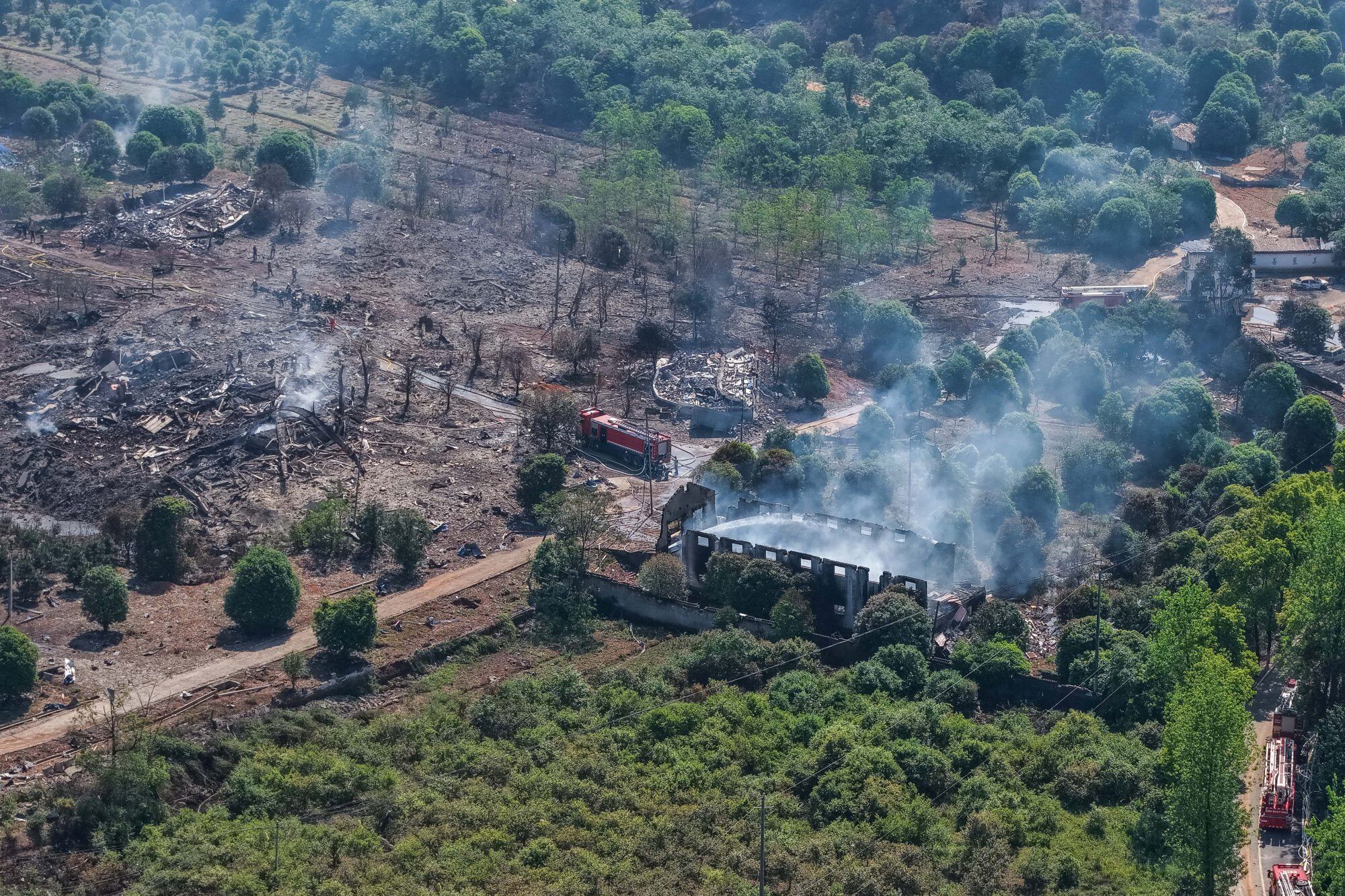 Rescatistas trabajando en el lugar tras una explosión en una planta de fuegos artificiales en el poblado de Guandu, en Liuyang, provincia central china de Hunan, el 5 de mayo de 2026