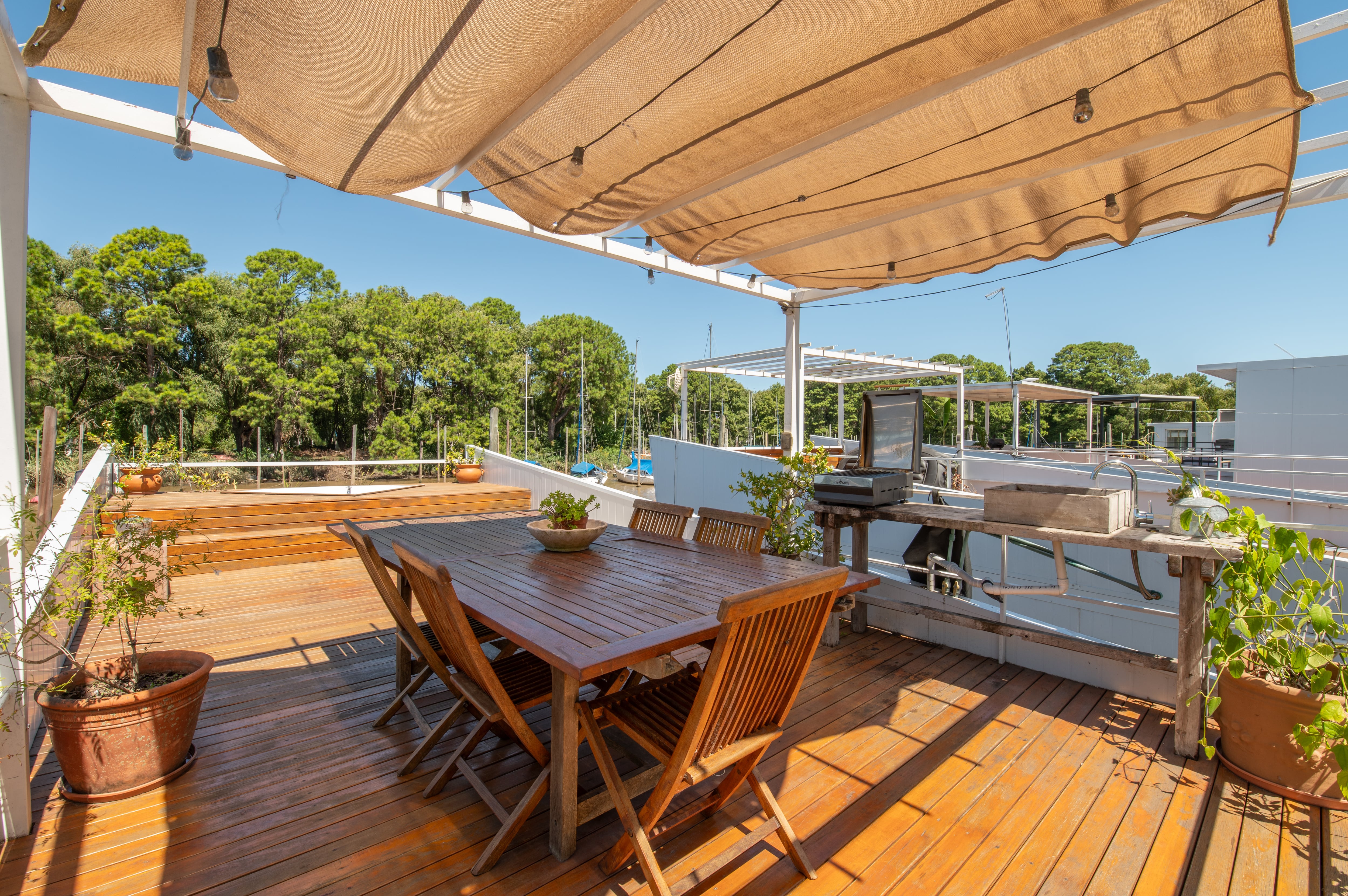 Algunas casas cuentan con un deck exterior especialmente grande, ideal para asados